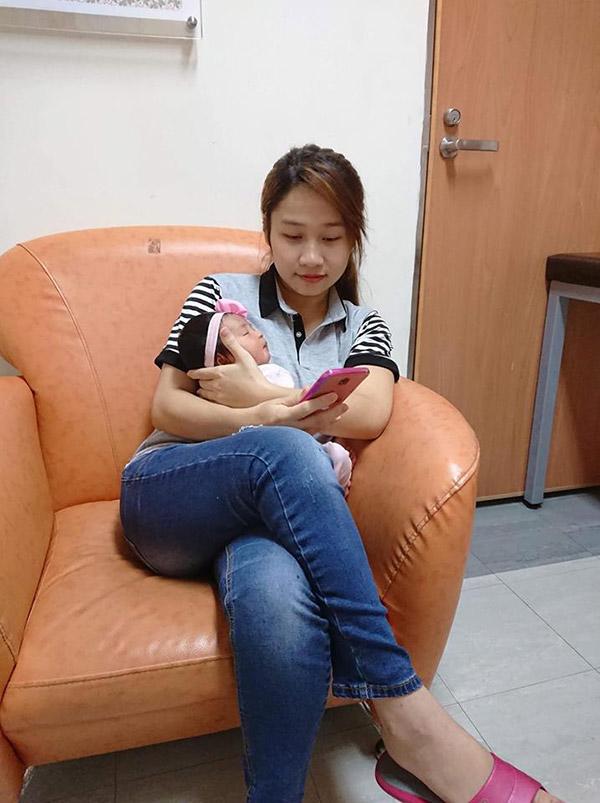 Cô dâu Việt lấy chồng Đài Loan, nghĩ mình đẹp mà đi đẻ chồng chụp hình cho "tưởng con ma"

Tuy vậy, Minh Thư vẫn khẳng định cô "tu vài kiếp" mới lấy được chồng Đài Loan "cực phẩm" như vậy.

Quen ngắm nhìn những bức ảnh các mẹ bầu lên bàn đẻ vẫn đẹp long lanh, bà mẹ Minh Thư (sinh năm 1996) ngỡ rằng mình cũng vậy. Ấy thế mà không ngờ, sau khi trải qua cuộc vượt cạn kéo dài hơn 12 tiếng đồng hồ với những cơn đau thấu trời, xem lại những khoảnh khắc được chồng ghi lại, Minh Thư chỉ còn biết khóc dở mếu dở mà than "Sao trong cái khoảnh khắc thiêng liêng đó, em tưởng em đẹp, mà hoá ra em xấu đê tiện vậy trời."

Loạt ảnh Minh Thư với cái bụng bầu to tướng, mặc bộ đồ bệnh nhân màu xanh dài thượt, đi tới đi lui vì đau đẻ trong bệnh viện như một con ma khiến nhiều chị em ôm bụng cười bò.

Đi đẻ nghĩ mình cũng đẹp chứ bộ! Ai ngờ khi xem xong thấy xấu "đê tiện" vậy trời.

Anh chồng chụp ảnh quả là "có tâm" quá mức.

Tuy bị chồng "dìm đến chết chìm" về nhan sắc như vậy, nhưng khó ai ngờ, Minh Thư vẫn ngọt ngào khẳng định, cô "tu vài kiếp" mới lấy được anh chồng "cực phẩm" như vậy. 
 
Cô dâu Việt lấy chồng Đài Loan, đi đẻ được chồng chụp cho tấm hình như "ma lang thang"

Loạt ảnh đau đẻ "như ma nửa đêm" ở bệnh viện của bạn đang được nhiều chị em thích thú "bấm like", bạn có thể chia sẻ về "hoàn cảnh ra đời" của những bức ảnh này?

Loạt ảnh đó mình được ông xã chụp khi đi đẻ lần 2 cách đây 2 tháng. Lần đi đẻ bé đầu tiên, mình ít đau, đẻ nhanh lắm. Nhưng lần thứ 2 này thì đau bụng cả đêm. Mình nhập viện từ 9 giờ sáng mà tới 5 giờ chiều hôm sau mới đẻ được. Lúc đó mình đau ghê lắm, mà không được nằm, cứ đi loanh quanh trong hành lang bệnh viện dù khi đó đã nửa đêm. Sau này xem lại ảnh mới thấy mình thật thảm hại, buồn cười nữa. Muôn đời đúng là phụ nữ vẫn thiệt thòi.

Chia sẻ những bức ảnh đi đẻ "xấu như ma" lên mạng xã hội, bạn không ngại, không sợ "mất điểm" với chồng?

Tính mình vốn "lầy lội" từ nhỏ (cười). Nói vậy thôi nhưng thực sự mình không cảm thấy ngại vì mình cảm nhận được nó rất đẹp. Nó hiện lên được sự khắc khổ, đau đớn, xấu xí, tàn tạ, sự hi sinh của người phụ nữ khi mang thai và sinh con. Điều đó đáng trân trọng.

Minh Thư cho biết tính cô vốn vui vẻ hài hước, không ngại chia sẻ những khoảnh khắc "xấu" của bản thân khi mang bầu.

Những bức ảnh được chụp có vẻ như không giống với một bệnh viện ở Việt Nam?

Đúng vậy. Mình sinh năm 1996, quê ở Bình Minh, Vĩnh Long nhưng đã sinh sống ở Đài Trung, Đài Loan và lập gia đình được 3 năm nay. Ngày trước mình đi làm thợ bạc trên Sài Gòn, được bà chủ thích và yêu mến nên làm mai cho với cháu của bà, sinh năm 1982.

Sang đây, công việc của mình chỉ là ở nhà chăm con, thỉnh thoảng móc len làm quần áo cho con mặc. Mình hiện đã có 2 con, bé lớn 19 tháng tuổi và bé nhỏ mới được 2 tháng tuổi.  Công việc của chồng cũng nhàn hạ. Ba mẹ chồng mở khách sạn, nhà hàng, kinh doanh nhà cửa nên chồng quản lý khách hàng cho gia đình là đủ.

Minh Thư và ông xã người Đài Loan - "tác giả" của những bức ảnh đi đẻ để đời.

Bầu bí không phải làm gì vì chồng chiều hết mực

Bị chồng "dìm" không thương tiếc trong loạt ảnh đi đẻ nhưng bạn vẫn khẳng định mình "tốt số". Vì sao vậy?

Nói về chồng thì mình cảm thấy mãn nguyện lắm. Chắc kiếp trước mình có tu nên kiếp này mình mới được anh che chở, bao bọc, giúp đỡ gia đình mình rất nhiều. Khi mình mang bầu, mỗi tối anh đều thoa dầu cho mình không bị rạn bụng. Mọi việc gia đình như lau nhà, quét nhà, rửa bát, dọn phòng, nấu ăn... đều do một tay anh đảm nhiệm.

Đi ăn, mình luôn là người được ăn trước, lên xe, chồng luôn mở cửa trước cho lên. Mình sinh hai con, anh là người vệ sinh tắm rửa cho bé, lên mạng học cả cách chăm sóc trẻ sơ sinh... Lúc mình đau bụng gần sinh, thấy mình đau đến rớt nước mắt, anh cũng khóc theo luôn. Khoe chồng, chắc kể đến sáng chưa hết (cười).

Dù chồng chụp ảnh có hơi "chân thật" nhưng bù lại, anh cũng là người chăm sóc Minh Thư hết lòng khi cô mang bầu và sau sinh.

Ông bố người Đài Loan không ngại chăm sóc, vệ sinh cho con thay vợ.

Đi ăn, Minh Thư luôn là người được ăn trước vì chồng "xung phong" bế con.

Ở nhà, anh cũng lo mọi chuyện gia đình thay vợ khi mang bầu.

Hiện tại thì bạn đã "lấy lại hình tượng" sau sinh trong mắt chồng chưa?

May mắn là rồi (cười). Chắc do cơ địa cộng thêm việc lúc mang thai, mình có tập yoga, sau sinh lại cho con bú nên mình về dáng khá nhanh, bụng chỉ nhăn da một chút chứ không có mỡ thừa, rạn da cũng hầu như không có.

Một mình ở cữ nơi đất khách quê người, bạn có gặp nhiều khó khăn khác biệt trong lối sống với bố mẹ chồng?

Mẹ chồng mình dễ tính, lại rất siêng. Bên đây chuyện ở cữ rất quan trọng. Mẹ chồng khuyên mình uống nhiều canh bổ, ăn không kiêng món gì, trừ nước đá và đồ chua. Đến bữa ăn, mẹ động viên xuống ăn cơm cùng gia đình cho cảm thấy ngon miệng, còn thích gì ăn nấy để có nhiều sữa cho bé bú là được.

Đi đẻ ở Đài Loan, có điều gì về bệnh viện nơi đây khiến bạn ấn tượng?

Mình thấy ở Đài Loan người dân rất văn minh, sạch sẽ, dân trí cao, khí hậu tốt. Về dịch vụ y tế thì có thể nói là chuẩn quốc tế. Phòng sinh đẹp như khách sạn còn toilet cho sản phụ thì luôn sạch, thơm, rộng rãi. 

Mình ở viện sau sinh, nửa đêm đều có y tá vào thăm. Nếu nghe thấy em bé khóc là y tá sẽ vỗ bé ngủ, khi mình cho con bú xong cũng có người giúp bế cho bé ợ hơi, mẹ khỏi cần động tay. Ngay cả chuyện chăm sóc vệ sinh vùng kín cho mẹ sau sinh, y tá cũng làm giúp, rất sạch sẽ. Mình nhớ khi đó mình khá ngại, nói để người nhà làm nhưng họ nói để họ làm trước rồi sẽ dạy người nhà làm theo.

Khi mình đi sinh, y tá và bác sĩ đều nói chuyện nhỏ nhẹ. Bác sĩ còn khuyên mình nhảy theo nhạc cho mau sinh, đừng tập trung vào cái bụng, hãy làm gì đó để quên nó đi thì sẽ không đau nữa. Nói chung, điều mình ấn tượng nhất và thấy khác biệt nhất không phải ở cơ sở vật chất mà chính là ở thái độ của bác sĩ, y tá tại đây. 

Xin cám ơn bạn đã chia sẻ!

Nguồn: Eva