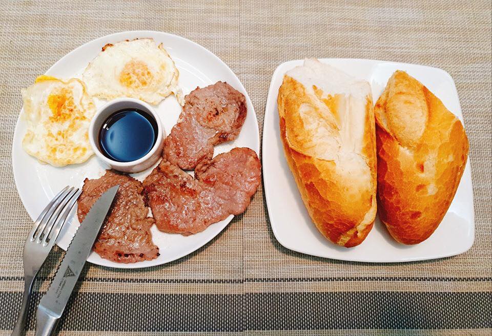 Mẹ chồng nhà người ta. Em sinh được 2 mống rồi nhưng thực sự mẹ chồng không chăm được bữa nào toàn mẹ đẻ mình chăm thôi. Có mẹ nào rơi vào hoàn cảnh giống em không ạ.

Thấy bài viết : MÂM CƠM MẸ CHỒNG BỒI BỔ CHO CON DÂU SINH NỞ LẦN HAI mà em thấy chạnh lòng quá!😭

Nấu cơm cho con dâu sinh lần hai mặc dù đã có những mâm cơm từ lần đầu nhưng vẫn phải vắt óc không biết nấu gì cho con ăn tốt sữa,ngon miệng và cả ngon mắt nữa😊. Nghĩ mãi rồi cũng qua được hai tháng sau sinh, em bé cứng cáp hơn, cần nhiều dinh dưỡng hơn nên mẹ bé ăn uống đỡ kiêng mẹ chồng cũng nhàn hơn, mong em bé mau lớn để bước vào ăn dặm cùng bà nội nhé. Xin góp mấy mâm cơm khác với lần đầu để các bạn tham khảo khi cần.

Ôi, phụ nữ hơn nhau ở tấm mẹ chồng là có thật 

Nguồn: Ha Thanh