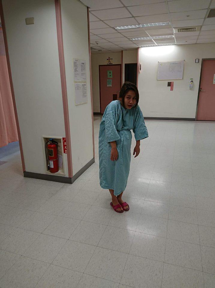 Cô dâu Việt lấy chồng Đài Loan, nghĩ mình đẹp mà đi đẻ chồng chụp hình cho "tưởng con ma"

Tuy vậy, Minh Thư vẫn khẳng định cô "tu vài kiếp" mới lấy được chồng Đài Loan "cực phẩm" như vậy.

Quen ngắm nhìn những bức ảnh các mẹ bầu lên bàn đẻ vẫn đẹp long lanh, bà mẹ Minh Thư (sinh năm 1996) ngỡ rằng mình cũng vậy. Ấy thế mà không ngờ, sau khi trải qua cuộc vượt cạn kéo dài hơn 12 tiếng đồng hồ với những cơn đau thấu trời, xem lại những khoảnh khắc được chồng ghi lại, Minh Thư chỉ còn biết khóc dở mếu dở mà than "Sao trong cái khoảnh khắc thiêng liêng đó, em tưởng em đẹp, mà hoá ra em xấu đê tiện vậy trời."

Loạt ảnh Minh Thư với cái bụng bầu to tướng, mặc bộ đồ bệnh nhân màu xanh dài thượt, đi tới đi lui vì đau đẻ trong bệnh viện như một con ma khiến nhiều chị em ôm bụng cười bò.

Đi đẻ nghĩ mình cũng đẹp chứ bộ! Ai ngờ khi xem xong thấy xấu "đê tiện" vậy trời.

Anh chồng chụp ảnh quả là "có tâm" quá mức.

Tuy bị chồng "dìm đến chết chìm" về nhan sắc như vậy, nhưng khó ai ngờ, Minh Thư vẫn ngọt ngào khẳng định, cô "tu vài kiếp" mới lấy được anh chồng "cực phẩm" như vậy. 
 
Cô dâu Việt lấy chồng Đài Loan, đi đẻ được chồng chụp cho tấm hình như "ma lang thang"

Loạt ảnh đau đẻ "như ma nửa đêm" ở bệnh viện của bạn đang được nhiều chị em thích thú "bấm like", bạn có thể chia sẻ về "hoàn cảnh ra đời" của những bức ảnh này?

Loạt ảnh đó mình được ông xã chụp khi đi đẻ lần 2 cách đây 2 tháng. Lần đi đẻ bé đầu tiên, mình ít đau, đẻ nhanh lắm. Nhưng lần thứ 2 này thì đau bụng cả đêm. Mình nhập viện từ 9 giờ sáng mà tới 5 giờ chiều hôm sau mới đẻ được. Lúc đó mình đau ghê lắm, mà không được nằm, cứ đi loanh quanh trong hành lang bệnh viện dù khi đó đã nửa đêm. Sau này xem lại ảnh mới thấy mình thật thảm hại, buồn cười nữa. Muôn đời đúng là phụ nữ vẫn thiệt thòi.

Chia sẻ những bức ảnh đi đẻ "xấu như ma" lên mạng xã hội, bạn không ngại, không sợ "mất điểm" với chồng?

Tính mình vốn "lầy lội" từ nhỏ (cười). Nói vậy thôi nhưng thực sự mình không cảm thấy ngại vì mình cảm nhận được nó rất đẹp. Nó hiện lên được sự khắc khổ, đau đớn, xấu xí, tàn tạ, sự hi sinh của người phụ nữ khi mang thai và sinh con. Điều đó đáng trân trọng.

Minh Thư cho biết tính cô vốn vui vẻ hài hước, không ngại chia sẻ những khoảnh khắc "xấu" của bản thân khi mang bầu.

Những bức ảnh được chụp có vẻ như không giống với một bệnh viện ở Việt Nam?

Đúng vậy. Mình sinh năm 1996, quê ở Bình Minh, Vĩnh Long nhưng đã sinh sống ở Đài Trung, Đài Loan và lập gia đình được 3 năm nay. Ngày trước mình đi làm thợ bạc trên Sài Gòn, được bà chủ thích và yêu mến nên làm mai cho với cháu của bà, sinh năm 1982.

Sang đây, công việc của mình chỉ là ở nhà chăm con, thỉnh thoảng móc len làm quần áo cho con mặc. Mình hiện đã có 2 con, bé lớn 19 tháng tuổi và bé nhỏ mới được 2 tháng tuổi.  Công việc của chồng cũng nhàn hạ. Ba mẹ chồng mở khách sạn, nhà hàng, kinh doanh nhà cửa nên chồng quản lý khách hàng cho gia đình là đủ.

Minh Thư và ông xã người Đài Loan - "tác giả" của những bức ảnh đi đẻ để đời.

Bầu bí không phải làm gì vì chồng chiều hết mực

Bị chồng "dìm" không thương tiếc trong loạt ảnh đi đẻ nhưng bạn vẫn khẳng định mình "tốt số". Vì sao vậy?

Nói về chồng thì mình cảm thấy mãn nguyện lắm. Chắc kiếp trước mình có tu nên kiếp này mình mới được anh che chở, bao bọc, giúp đỡ gia đình mình rất nhiều. Khi mình mang bầu, mỗi tối anh đều thoa dầu cho mình không bị rạn bụng. Mọi việc gia đình như lau nhà, quét nhà, rửa bát, dọn phòng, nấu ăn... đều do một tay anh đảm nhiệm.

Đi ăn, mình luôn là người được ăn trước, lên xe, chồng luôn mở cửa trước cho lên. Mình sinh hai con, anh là người vệ sinh tắm rửa cho bé, lên mạng học cả cách chăm sóc trẻ sơ sinh... Lúc mình đau bụng gần sinh, thấy mình đau đến rớt nước mắt, anh cũng khóc theo luôn. Khoe chồng, chắc kể đến sáng chưa hết (cười).

Dù chồng chụp ảnh có hơi "chân thật" nhưng bù lại, anh cũng là người chăm sóc Minh Thư hết lòng khi cô mang bầu và sau sinh.

Ông bố người Đài Loan không ngại chăm sóc, vệ sinh cho con thay vợ.

Đi ăn, Minh Thư luôn là người được ăn trước vì chồng "xung phong" bế con.

Ở nhà, anh cũng lo mọi chuyện gia đình thay vợ khi mang bầu.

Hiện tại thì bạn đã "lấy lại hình tượng" sau sinh trong mắt chồng chưa?

May mắn là rồi (cười). Chắc do cơ địa cộng thêm việc lúc mang thai, mình có tập yoga, sau sinh lại cho con bú nên mình về dáng khá nhanh, bụng chỉ nhăn da một chút chứ không có mỡ thừa, rạn da cũng hầu như không có.

Một mình ở cữ nơi đất khách quê người, bạn có gặp nhiều khó khăn khác biệt trong lối sống với bố mẹ chồng?

Mẹ chồng mình dễ tính, lại rất siêng. Bên đây chuyện ở cữ rất quan trọng. Mẹ chồng khuyên mình uống nhiều canh bổ, ăn không kiêng món gì, trừ nước đá và đồ chua. Đến bữa ăn, mẹ động viên xuống ăn cơm cùng gia đình cho cảm thấy ngon miệng, còn thích gì ăn nấy để có nhiều sữa cho bé bú là được.

Đi đẻ ở Đài Loan, có điều gì về bệnh viện nơi đây khiến bạn ấn tượng?

Mình thấy ở Đài Loan người dân rất văn minh, sạch sẽ, dân trí cao, khí hậu tốt. Về dịch vụ y tế thì có thể nói là chuẩn quốc tế. Phòng sinh đẹp như khách sạn còn toilet cho sản phụ thì luôn sạch, thơm, rộng rãi. 

Mình ở viện sau sinh, nửa đêm đều có y tá vào thăm. Nếu nghe thấy em bé khóc là y tá sẽ vỗ bé ngủ, khi mình cho con bú xong cũng có người giúp bế cho bé ợ hơi, mẹ khỏi cần động tay. Ngay cả chuyện chăm sóc vệ sinh vùng kín cho mẹ sau sinh, y tá cũng làm giúp, rất sạch sẽ. Mình nhớ khi đó mình khá ngại, nói để người nhà làm nhưng họ nói để họ làm trước rồi sẽ dạy người nhà làm theo.

Khi mình đi sinh, y tá và bác sĩ đều nói chuyện nhỏ nhẹ. Bác sĩ còn khuyên mình nhảy theo nhạc cho mau sinh, đừng tập trung vào cái bụng, hãy làm gì đó để quên nó đi thì sẽ không đau nữa. Nói chung, điều mình ấn tượng nhất và thấy khác biệt nhất không phải ở cơ sở vật chất mà chính là ở thái độ của bác sĩ, y tá tại đây. 

Xin cám ơn bạn đã chia sẻ!

Nguồn: Eva