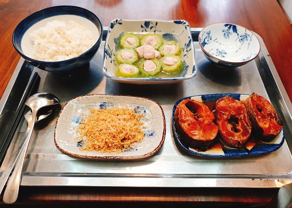 Mẹ chồng nhà người ta. Em sinh được 2 mống rồi nhưng thực sự mẹ chồng không chăm được bữa nào toàn mẹ đẻ mình chăm thôi. Có mẹ nào rơi vào hoàn cảnh giống em không ạ.

Thấy bài viết : MÂM CƠM MẸ CHỒNG BỒI BỔ CHO CON DÂU SINH NỞ LẦN HAI mà em thấy chạnh lòng quá!😭

Nấu cơm cho con dâu sinh lần hai mặc dù đã có những mâm cơm từ lần đầu nhưng vẫn phải vắt óc không biết nấu gì cho con ăn tốt sữa,ngon miệng và cả ngon mắt nữa😊. Nghĩ mãi rồi cũng qua được hai tháng sau sinh, em bé cứng cáp hơn, cần nhiều dinh dưỡng hơn nên mẹ bé ăn uống đỡ kiêng mẹ chồng cũng nhàn hơn, mong em bé mau lớn để bước vào ăn dặm cùng bà nội nhé. Xin góp mấy mâm cơm khác với lần đầu để các bạn tham khảo khi cần.

Ôi, phụ nữ hơn nhau ở tấm mẹ chồng là có thật 

Nguồn: Ha Thanh