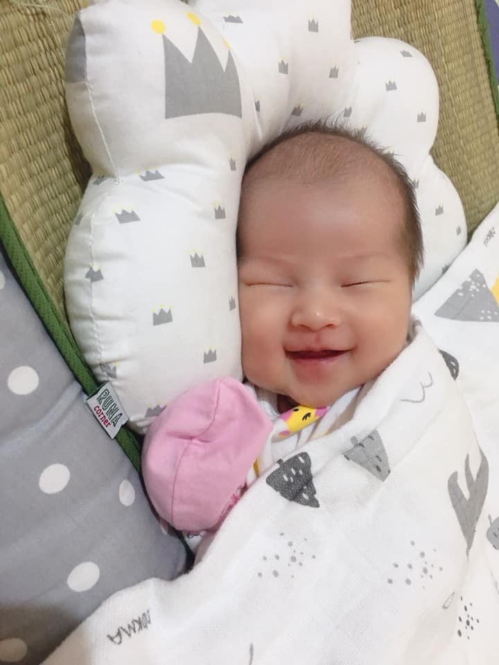 Con xin chào tất cả các bác ❤️❤️❤️
Con là Su, con chào đời sáng ngày 15/09/2019
Hôm nay mẹ con mới cho con lên sóng để gửi lời cảm ơn tới các bác ở Khoa Sản 1 Bv Thanh Nhàn ạ 😍😍😍
Chắc là các bác trong ekip đỡ đẻ cho mẹ con sáng ngày 15/9 vẫn nhớ con. Ca đẻ khó khăn mà các bác sĩ các bác nữ hộ sinh lo lắng túc trực từ 2 3h sáng, suýt nữa là phải chuyển mẹ con lên bàn mổ 😹😹😹
Đến lúc đẻ xong thì mới thấy là dây rốn của con quấn vòng thắt nút ở chân 🙈 nên nhờ sự giúp đỡ hết mình của các bác : Bác Long, Bác Ngọc , Bác Vân , Bác Huê cùng các cô đã giúp con ra được với mẹ con lúc 6h15p sáng ngày hôm đấy ạ. 😝😝😝
Và mẹ con con cũng xin cảm ơn Bác Hường, Bác Trà, Bác Huê đã giúp đỡ mẹ con con từ ngày đầu tiên mẹ con đến khoa sản 1 để đăng kí sinh vì là tập 1 nên mẹ con còn rất nhiều bỡ ngỡ nhưng có các bác luôn quan tâm và nhiệt tình 😘😘😘
Trong những lần khám siêu âm định kì có 2 bác sĩ Bác Tú Anh và Bác Thắng luôn nhẹ nhàng và vui tính 😆 😆 😆
Mẹ con xin cảm ơn các Bác khoa sản 1 rất nhiều ❤️❤️❤️
Và mẹ con hẹn các bác 1 vài năm nữa ở tập 2 ạ 😍😍😍