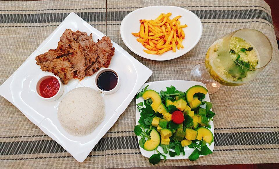 Mẹ chồng nhà người ta. Em sinh được 2 mống rồi nhưng thực sự mẹ chồng không chăm được bữa nào toàn mẹ đẻ mình chăm thôi. Có mẹ nào rơi vào hoàn cảnh giống em không ạ.

Thấy bài viết : MÂM CƠM MẸ CHỒNG BỒI BỔ CHO CON DÂU SINH NỞ LẦN HAI mà em thấy chạnh lòng quá!😭

Nấu cơm cho con dâu sinh lần hai mặc dù đã có những mâm cơm từ lần đầu nhưng vẫn phải vắt óc không biết nấu gì cho con ăn tốt sữa,ngon miệng và cả ngon mắt nữa😊. Nghĩ mãi rồi cũng qua được hai tháng sau sinh, em bé cứng cáp hơn, cần nhiều dinh dưỡng hơn nên mẹ bé ăn uống đỡ kiêng mẹ chồng cũng nhàn hơn, mong em bé mau lớn để bước vào ăn dặm cùng bà nội nhé. Xin góp mấy mâm cơm khác với lần đầu để các bạn tham khảo khi cần.

Ôi, phụ nữ hơn nhau ở tấm mẹ chồng là có thật 

Nguồn: Ha Thanh