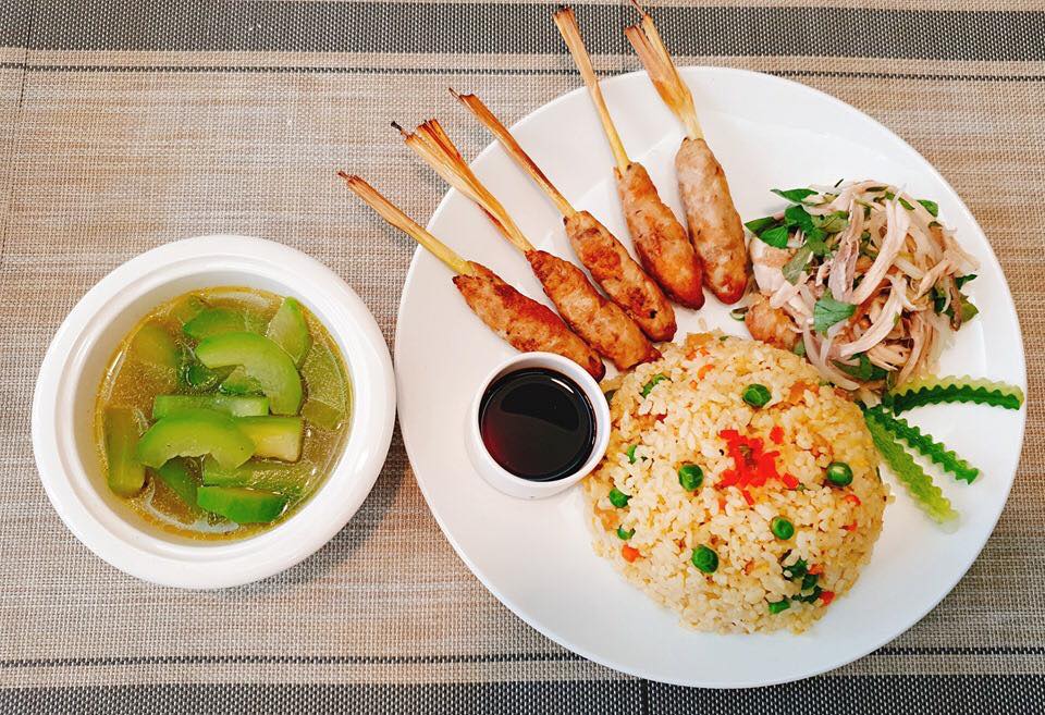 Mẹ chồng nhà người ta. Em sinh được 2 mống rồi nhưng thực sự mẹ chồng không chăm được bữa nào toàn mẹ đẻ mình chăm thôi. Có mẹ nào rơi vào hoàn cảnh giống em không ạ.

Thấy bài viết : MÂM CƠM MẸ CHỒNG BỒI BỔ CHO CON DÂU SINH NỞ LẦN HAI mà em thấy chạnh lòng quá!😭

Nấu cơm cho con dâu sinh lần hai mặc dù đã có những mâm cơm từ lần đầu nhưng vẫn phải vắt óc không biết nấu gì cho con ăn tốt sữa,ngon miệng và cả ngon mắt nữa😊. Nghĩ mãi rồi cũng qua được hai tháng sau sinh, em bé cứng cáp hơn, cần nhiều dinh dưỡng hơn nên mẹ bé ăn uống đỡ kiêng mẹ chồng cũng nhàn hơn, mong em bé mau lớn để bước vào ăn dặm cùng bà nội nhé. Xin góp mấy mâm cơm khác với lần đầu để các bạn tham khảo khi cần.

Ôi, phụ nữ hơn nhau ở tấm mẹ chồng là có thật 

Nguồn: Ha Thanh