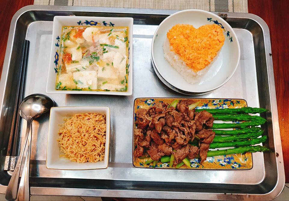 Mẹ chồng nhà người ta. Em sinh được 2 mống rồi nhưng thực sự mẹ chồng không chăm được bữa nào toàn mẹ đẻ mình chăm thôi. Có mẹ nào rơi vào hoàn cảnh giống em không ạ.

Thấy bài viết : MÂM CƠM MẸ CHỒNG BỒI BỔ CHO CON DÂU SINH NỞ LẦN HAI mà em thấy chạnh lòng quá!😭

Nấu cơm cho con dâu sinh lần hai mặc dù đã có những mâm cơm từ lần đầu nhưng vẫn phải vắt óc không biết nấu gì cho con ăn tốt sữa,ngon miệng và cả ngon mắt nữa😊. Nghĩ mãi rồi cũng qua được hai tháng sau sinh, em bé cứng cáp hơn, cần nhiều dinh dưỡng hơn nên mẹ bé ăn uống đỡ kiêng mẹ chồng cũng nhàn hơn, mong em bé mau lớn để bước vào ăn dặm cùng bà nội nhé. Xin góp mấy mâm cơm khác với lần đầu để các bạn tham khảo khi cần.

Ôi, phụ nữ hơn nhau ở tấm mẹ chồng là có thật 

Nguồn: Ha Thanh