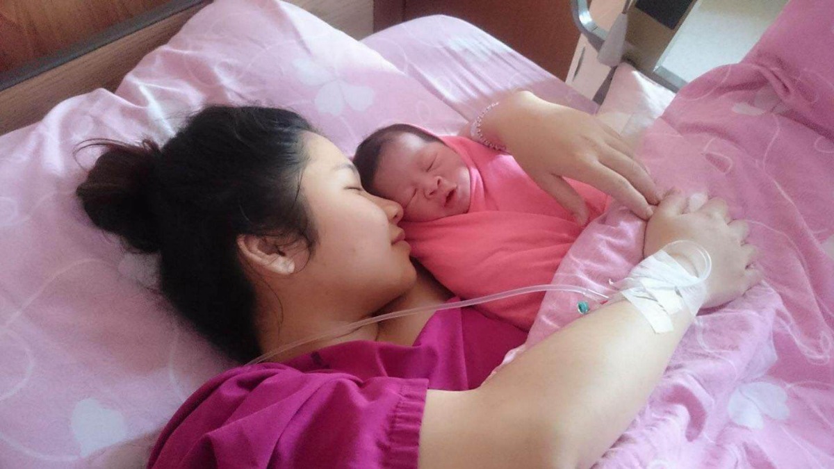 Cô dâu Việt lấy chồng Đài Loan, nghĩ mình đẹp mà đi đẻ chồng chụp hình cho "tưởng con ma"

Tuy vậy, Minh Thư vẫn khẳng định cô "tu vài kiếp" mới lấy được chồng Đài Loan "cực phẩm" như vậy.

Quen ngắm nhìn những bức ảnh các mẹ bầu lên bàn đẻ vẫn đẹp long lanh, bà mẹ Minh Thư (sinh năm 1996) ngỡ rằng mình cũng vậy. Ấy thế mà không ngờ, sau khi trải qua cuộc vượt cạn kéo dài hơn 12 tiếng đồng hồ với những cơn đau thấu trời, xem lại những khoảnh khắc được chồng ghi lại, Minh Thư chỉ còn biết khóc dở mếu dở mà than "Sao trong cái khoảnh khắc thiêng liêng đó, em tưởng em đẹp, mà hoá ra em xấu đê tiện vậy trời."

Loạt ảnh Minh Thư với cái bụng bầu to tướng, mặc bộ đồ bệnh nhân màu xanh dài thượt, đi tới đi lui vì đau đẻ trong bệnh viện như một con ma khiến nhiều chị em ôm bụng cười bò.

Đi đẻ nghĩ mình cũng đẹp chứ bộ! Ai ngờ khi xem xong thấy xấu "đê tiện" vậy trời.

Anh chồng chụp ảnh quả là "có tâm" quá mức.

Tuy bị chồng "dìm đến chết chìm" về nhan sắc như vậy, nhưng khó ai ngờ, Minh Thư vẫn ngọt ngào khẳng định, cô "tu vài kiếp" mới lấy được anh chồng "cực phẩm" như vậy. 
 
Cô dâu Việt lấy chồng Đài Loan, đi đẻ được chồng chụp cho tấm hình như "ma lang thang"

Loạt ảnh đau đẻ "như ma nửa đêm" ở bệnh viện của bạn đang được nhiều chị em thích thú "bấm like", bạn có thể chia sẻ về "hoàn cảnh ra đời" của những bức ảnh này?

Loạt ảnh đó mình được ông xã chụp khi đi đẻ lần 2 cách đây 2 tháng. Lần đi đẻ bé đầu tiên, mình ít đau, đẻ nhanh lắm. Nhưng lần thứ 2 này thì đau bụng cả đêm. Mình nhập viện từ 9 giờ sáng mà tới 5 giờ chiều hôm sau mới đẻ được. Lúc đó mình đau ghê lắm, mà không được nằm, cứ đi loanh quanh trong hành lang bệnh viện dù khi đó đã nửa đêm. Sau này xem lại ảnh mới thấy mình thật thảm hại, buồn cười nữa. Muôn đời đúng là phụ nữ vẫn thiệt thòi.

Chia sẻ những bức ảnh đi đẻ "xấu như ma" lên mạng xã hội, bạn không ngại, không sợ "mất điểm" với chồng?

Tính mình vốn "lầy lội" từ nhỏ (cười). Nói vậy thôi nhưng thực sự mình không cảm thấy ngại vì mình cảm nhận được nó rất đẹp. Nó hiện lên được sự khắc khổ, đau đớn, xấu xí, tàn tạ, sự hi sinh của người phụ nữ khi mang thai và sinh con. Điều đó đáng trân trọng.

Minh Thư cho biết tính cô vốn vui vẻ hài hước, không ngại chia sẻ những khoảnh khắc "xấu" của bản thân khi mang bầu.

Những bức ảnh được chụp có vẻ như không giống với một bệnh viện ở Việt Nam?

Đúng vậy. Mình sinh năm 1996, quê ở Bình Minh, Vĩnh Long nhưng đã sinh sống ở Đài Trung, Đài Loan và lập gia đình được 3 năm nay. Ngày trước mình đi làm thợ bạc trên Sài Gòn, được bà chủ thích và yêu mến nên làm mai cho với cháu của bà, sinh năm 1982.

Sang đây, công việc của mình chỉ là ở nhà chăm con, thỉnh thoảng móc len làm quần áo cho con mặc. Mình hiện đã có 2 con, bé lớn 19 tháng tuổi và bé nhỏ mới được 2 tháng tuổi.  Công việc của chồng cũng nhàn hạ. Ba mẹ chồng mở khách sạn, nhà hàng, kinh doanh nhà cửa nên chồng quản lý khách hàng cho gia đình là đủ.

Minh Thư và ông xã người Đài Loan - "tác giả" của những bức ảnh đi đẻ để đời.

Bầu bí không phải làm gì vì chồng chiều hết mực

Bị chồng "dìm" không thương tiếc trong loạt ảnh đi đẻ nhưng bạn vẫn khẳng định mình "tốt số". Vì sao vậy?

Nói về chồng thì mình cảm thấy mãn nguyện lắm. Chắc kiếp trước mình có tu nên kiếp này mình mới được anh che chở, bao bọc, giúp đỡ gia đình mình rất nhiều. Khi mình mang bầu, mỗi tối anh đều thoa dầu cho mình không bị rạn bụng. Mọi việc gia đình như lau nhà, quét nhà, rửa bát, dọn phòng, nấu ăn... đều do một tay anh đảm nhiệm.

Đi ăn, mình luôn là người được ăn trước, lên xe, chồng luôn mở cửa trước cho lên. Mình sinh hai con, anh là người vệ sinh tắm rửa cho bé, lên mạng học cả cách chăm sóc trẻ sơ sinh... Lúc mình đau bụng gần sinh, thấy mình đau đến rớt nước mắt, anh cũng khóc theo luôn. Khoe chồng, chắc kể đến sáng chưa hết (cười).

Dù chồng chụp ảnh có hơi "chân thật" nhưng bù lại, anh cũng là người chăm sóc Minh Thư hết lòng khi cô mang bầu và sau sinh.

Ông bố người Đài Loan không ngại chăm sóc, vệ sinh cho con thay vợ.

Đi ăn, Minh Thư luôn là người được ăn trước vì chồng "xung phong" bế con.

Ở nhà, anh cũng lo mọi chuyện gia đình thay vợ khi mang bầu.

Hiện tại thì bạn đã "lấy lại hình tượng" sau sinh trong mắt chồng chưa?

May mắn là rồi (cười). Chắc do cơ địa cộng thêm việc lúc mang thai, mình có tập yoga, sau sinh lại cho con bú nên mình về dáng khá nhanh, bụng chỉ nhăn da một chút chứ không có mỡ thừa, rạn da cũng hầu như không có.

Một mình ở cữ nơi đất khách quê người, bạn có gặp nhiều khó khăn khác biệt trong lối sống với bố mẹ chồng?

Mẹ chồng mình dễ tính, lại rất siêng. Bên đây chuyện ở cữ rất quan trọng. Mẹ chồng khuyên mình uống nhiều canh bổ, ăn không kiêng món gì, trừ nước đá và đồ chua. Đến bữa ăn, mẹ động viên xuống ăn cơm cùng gia đình cho cảm thấy ngon miệng, còn thích gì ăn nấy để có nhiều sữa cho bé bú là được.

Đi đẻ ở Đài Loan, có điều gì về bệnh viện nơi đây khiến bạn ấn tượng?

Mình thấy ở Đài Loan người dân rất văn minh, sạch sẽ, dân trí cao, khí hậu tốt. Về dịch vụ y tế thì có thể nói là chuẩn quốc tế. Phòng sinh đẹp như khách sạn còn toilet cho sản phụ thì luôn sạch, thơm, rộng rãi. 

Mình ở viện sau sinh, nửa đêm đều có y tá vào thăm. Nếu nghe thấy em bé khóc là y tá sẽ vỗ bé ngủ, khi mình cho con bú xong cũng có người giúp bế cho bé ợ hơi, mẹ khỏi cần động tay. Ngay cả chuyện chăm sóc vệ sinh vùng kín cho mẹ sau sinh, y tá cũng làm giúp, rất sạch sẽ. Mình nhớ khi đó mình khá ngại, nói để người nhà làm nhưng họ nói để họ làm trước rồi sẽ dạy người nhà làm theo.

Khi mình đi sinh, y tá và bác sĩ đều nói chuyện nhỏ nhẹ. Bác sĩ còn khuyên mình nhảy theo nhạc cho mau sinh, đừng tập trung vào cái bụng, hãy làm gì đó để quên nó đi thì sẽ không đau nữa. Nói chung, điều mình ấn tượng nhất và thấy khác biệt nhất không phải ở cơ sở vật chất mà chính là ở thái độ của bác sĩ, y tá tại đây. 

Xin cám ơn bạn đã chia sẻ!

Nguồn: Eva