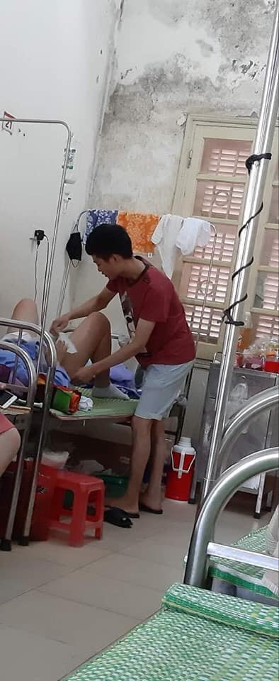 CHỒNG NHÀ NGƯỜI TA LẠI KHÔNG LÀM NGƯỜI TA THẤT VỌNG

Thật là tuyệt vời.

Em bảo cho chị chụp kiểu ảnh nhé? 
Cu cậu thẹn thùng "không. Em xong rồi"

Nhưng xin lỗi, chị đã chụp xong rồi mới hỏi em nhé

Ông bố trẻ năm nay mới 24 tuổi mà cả phòng tấm tắc khen ngợi, vợ chờ sinh mà một mình chạy nước, chạy đồ, rảnh một cái là ngồi cạnh xoa bụng động viên vợ.

Lúc bác sỹ bảo "ra rồi" cu cậu đứng ngoài khóc nức nở, nhìn cũng tội mà thôi cũng kệ 😂😂😂

Vợ bị "thụt ti" cu cậu vạch ra mút chùn chụt giữa phòng luôn, chuyện bình thường nhưng không phải ông chồng nào cũng tự tin và rứt khoát như vậy. Ti xong chăm con, chăm vợ, lau dọn, đái ị một tay cu cậu làm cả.

Mẹ vợ ngồi đấy mà cứ thẫn thờ nhìn con rể ra tay thôi 😂😂😂

Cả phòng trêu "thằng kia, mày đẻ mấy lứa rồi mà thạo việc thế 🤣"

Phải công nhận thanh niên này tâm lý và chu đáo thật, các anh chồng có vợ đi đẻ cũng nên tìm hiểu và học tập.

Vợ đã vất vả nhiều, mọi chuyện đều là niềm động viên rất lớn cho chị em.

Chúc mọi gia đình đi đẻ vui vẻ và hạnh phúc.

Nguồn: Hóng

----------------------

Chồng ơi mày đọc ngay cho tao gấp >< người ta mới 24 tuổi thôi đấy huhu đến lúc tao đẻ bị thụt ti thì chồng cũng xử nhanh luôn nha :v

Yêu chồng lắm ><