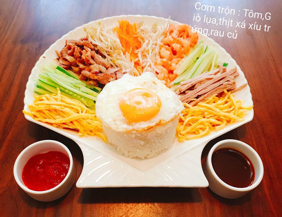 Mẹ chồng nhà người ta. Em sinh được 2 mống rồi nhưng thực sự mẹ chồng không chăm được bữa nào toàn mẹ đẻ mình chăm thôi. Có mẹ nào rơi vào hoàn cảnh giống em không ạ.

Thấy bài viết : MÂM CƠM MẸ CHỒNG BỒI BỔ CHO CON DÂU SINH NỞ LẦN HAI mà em thấy chạnh lòng quá!😭

Nấu cơm cho con dâu sinh lần hai mặc dù đã có những mâm cơm từ lần đầu nhưng vẫn phải vắt óc không biết nấu gì cho con ăn tốt sữa,ngon miệng và cả ngon mắt nữa😊. Nghĩ mãi rồi cũng qua được hai tháng sau sinh, em bé cứng cáp hơn, cần nhiều dinh dưỡng hơn nên mẹ bé ăn uống đỡ kiêng mẹ chồng cũng nhàn hơn, mong em bé mau lớn để bước vào ăn dặm cùng bà nội nhé. Xin góp mấy mâm cơm khác với lần đầu để các bạn tham khảo khi cần.

Ôi, phụ nữ hơn nhau ở tấm mẹ chồng là có thật 

Nguồn: Ha Thanh