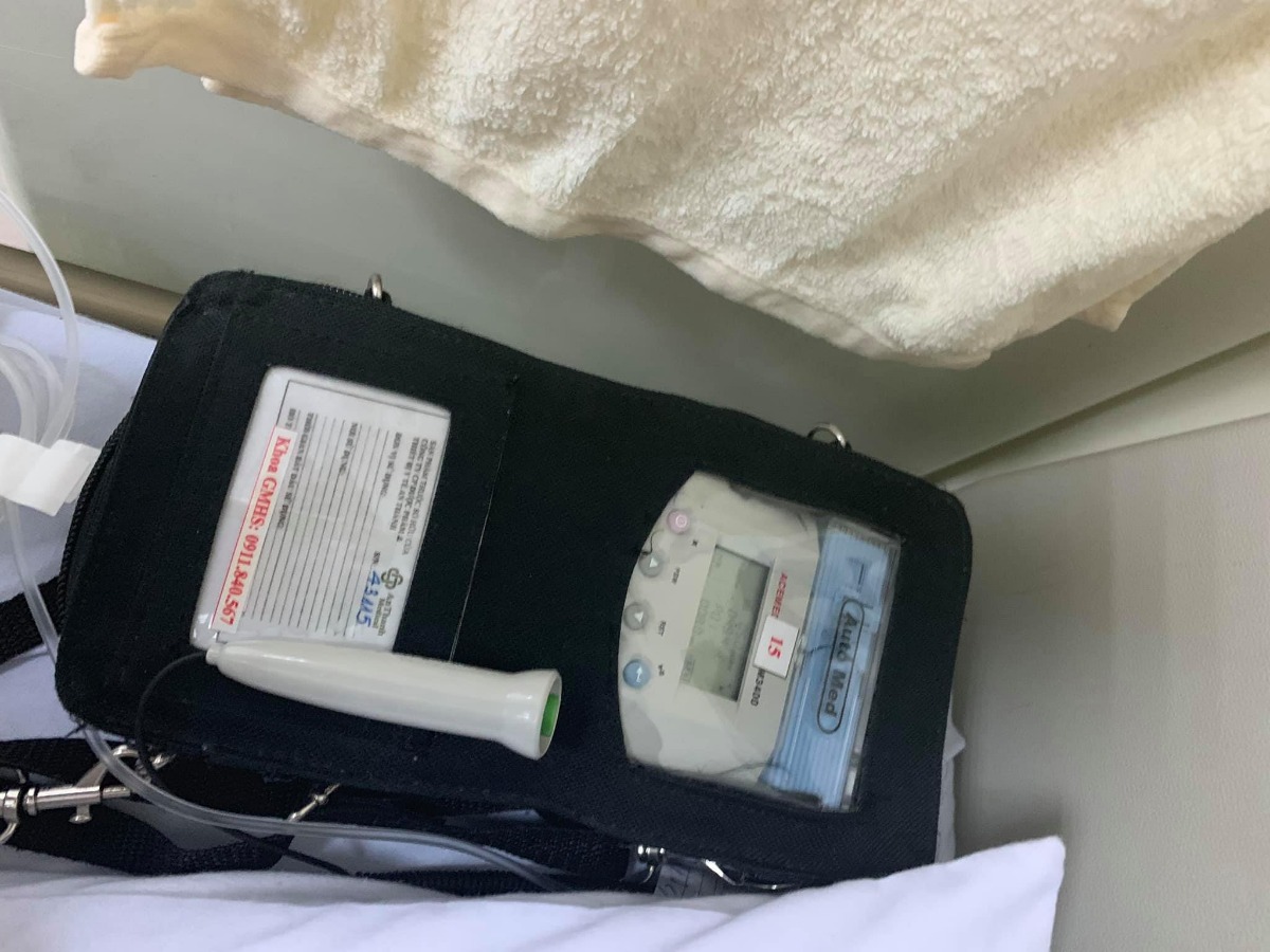 Review gói giảm đau sau mổ 3 triệu bệnh viện Phụ Sản Trung Ương
Chắc nhiều mẹ trước khi sinh mổ cũng phân vân giống như mình về việc có nên dùng gói giảm đau sau sinh hay không. 
Cá nhân mình cũng từng lưỡng lự vì nghe nhiều mẹ nói về các tác dụng phụ của thuốc (đau lưng), không giảm đau nhiều, sữa về chậm... Tuy nhiên do mổ lần 2, vốn lại nhát đau và chịu đau kém nên đến cuối cùng vẫn quyết định đầu tư gói này, và đây có lẽ là quyết định vô cùng đúng đắn.
- Thời điểm gắn máy: Thuốc được truyền vào người qua một đường ống vô cùng nhỏ cắm vào sống lưng. Ống này sẽ được gắn sau khi mổ xong, lúc nằm ở phòng hậu phẫu. Cụ thể là trước khi mổ mình đã trao đổi luôn với bác sĩ và ekip mổ của mình về việc muốn dùng gói giảm đau, sau đó khi nằm phòng hậu phẫu sẽ có một y tá phụ trách riêng đến hỏi han và gắn máy cho mình khi bắt đầu nhấc được chân.
- Cách dùng: Máy liên tục truyền vào người một liều thuốc giảm đau rất nhỏ theo một chu kì nhất định (Lắng tai nghe sẽ thấy thỉnh thoảng máy kêu e e. đó là lúc bơm thuốc). Còn khi nào đau quá thì bấm nút xanh lá kia, máy sẽ tự truyền một lượng thuốc nhiều hơn một chút để giảm đau nhiều hơn.
- Có bất tiện không? Xin trả lời là KHÔNG. Sau khi gắn ống truyền bé xíu vào lưng mình, y tá sẽ cố định bằng một loại băng dính siêu chắc, nên mổ xong nằm trở mình thoải mái không sợ tuột. Trên máy thì có một quai đeo, nên khi muốn đi lại thì chỉ cần đeo máy lên vai là xong.
- Có đỡ đau không? ĐỠ VÔ CÙNG. Gần như mình chỉ cảm thấy hơi nhói đau khi có cơn co hồi tử cung. Nói chung là đau ít hơn lần 1 rất nhiều. Và sau 3 ngày, khi rút máy ra thì cũng không hề đau chết đi sống lại như nhiều mẹ bảo. Bởi khi đó tử cung của mình đã co được rất nhiều. Có đau thì đau một chút rát rát khi đi lại do đầu chỉ ở vết mổ thôi. 😌
- Có mất sữa không? KHÔNG HỀ. Tối ngày thứ hai sau khi mổ là sữa mình đã bắt đầu về, sang ngày thứ ba là còn về nhiều cương ngực cơ ạ. 
- Hằng ngày sẽ có một nhân viên phụ trách giảm đau đi đến tận giường để kiểm tra tình trạng mày, xem còn thuốc hay không, nếu hết thuốc thì sẽ bơm thêm. Dù là giữa đêm mà máy không chạy thì chỉ cần alo số điện thoại, sẽ có nhân viên tức tốc đến kiểm tra cho bạn 🥰
Tóm lại là với mình thì gói giảm đau này rất nên dùng!!!!!!