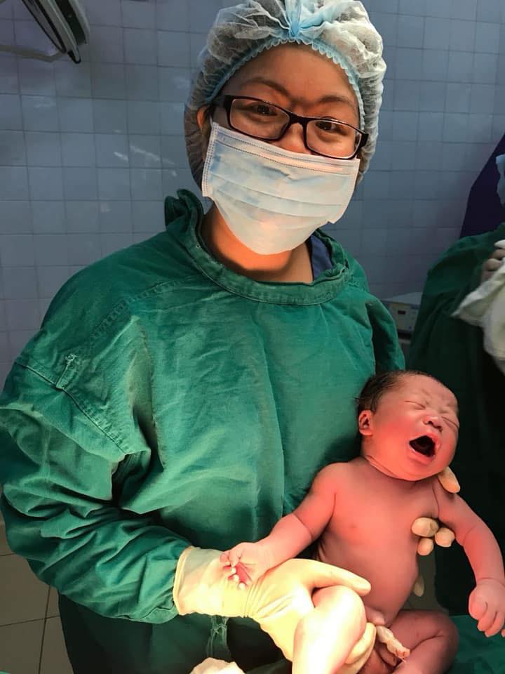 Thích chưa các mẹ ơi???
Chào mừng con đến với thế giới này
Các mẹ thả tim cho ỉn con 4,2kg này nào 😀

Nguồn ảnh : Ths Duyên Bv Sản Nhi Lào Cai