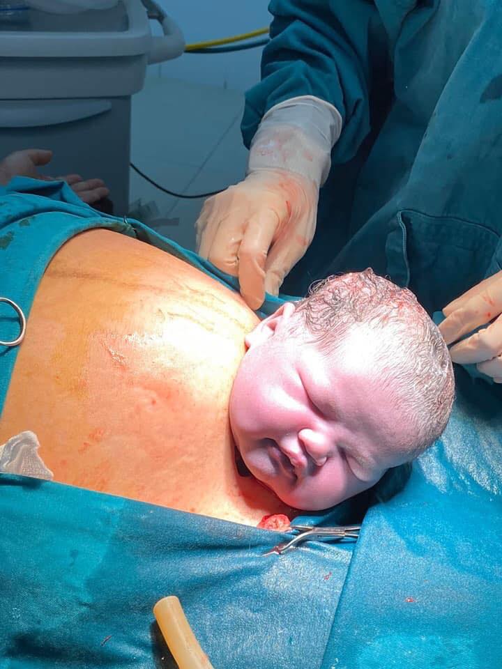 Thích chưa các mẹ ơi???
Chào mừng con đến với thế giới này
Các mẹ thả tim cho ỉn con 4,2kg này nào 😀

Nguồn ảnh : Ths Duyên Bv Sản Nhi Lào Cai