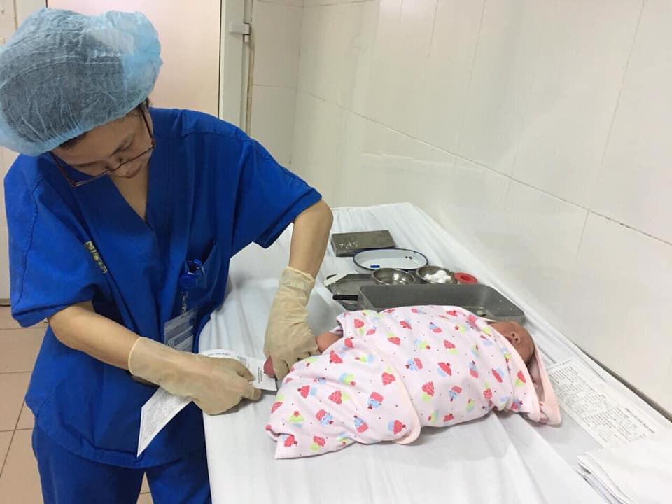 🎗🎗SÀNG LỌC SƠ SINH🎗🎗
💥👶💥
Thực hiện xét nghiệm sàng lọc sơ sinh cho bé như thế nào?
– Việc thực hiện làm sàng lọc sơ sinh vô cùng đơn giản. Để làm sàng lọc sau sinh, đối với các bé sau sinh trong vòng 72 giờ sẽ được nhân viên y tế lấy máu gót chân của trẻ. Mỗi trẻ sẽ được lấy vài giọt máu cho lên giấy thấm khô chuyên biệt.
– Sau khi máu thấm khô, cho vào phong bì và gửi về trung tâm xét nghiệm quốc gia.
– Bệnh nhân có kết quả dương tính sẽ được điều trị trong vòng 15 ngày đầu sau sinh.
💥💥💥Lưu ý: Phải làm chương trình sàng lọc ngay khi trẻ sinh ra mới ý nghĩa bởi khi mới chào đời trẻ chưa có triệu chứng gì. Khi đã có triệu chứng, các tổn thương lên não, trẻ đã bị tàn phế thì mọi thứ trở nên mất hoặc giảm giá trị.
💖💖💖Các bệnh lý sơ sinh được sàng lọc ở Việt Nam hiện nay?
Cho đến thời điểm đầu năm 2007, ở Việt Nam thực hiện xét nghiệm sàng lọc cho 3 bệnh lý có tỉ lệ cao ở các nước Châu Á:
– Thiếu men GPD.
– Suy giáp bẩm sinh.
– Tăng sinh tuyến thượng thận bẩm sinh.
👉👉👉1Thiếu men GPD
Thiếu men GPD là một bệnh mà cơ thể con bạn không tổng hợp được men G6PD như những trẻ bình thường. Men G6PD nằm trong tế bào hồng cầu. Khi thiếu men, tế bào không biến đổi các sản phẩm có hại thành sản phẩm không hại, do đó các sản phẩm có hại sẽ tích tụ trong hồng cầu làm cho hồng cầu dễ vỡ. Việc phát hiện bệnh sớm và tham vấn tránh sử dụng thuốc, theo dõi vàng da sơ sinh sẽ giúp trẻ bị thiếu men G6PD bị tán huyết cấp đưa đến thiếu máu, vàng da.
👉👉👉2. Suy giáp bẩm sinh
Suy giáp bẩm sinh là một bệnh lý tuyến giáp của trẻ không tự sản xuất hoặc sản xuất hormon giáp ít hơn bình thường. Hormon giáp là chất cần thiết cho não bộ và cơ thể phát triển từ lúc mới sinh cho đến lúc trưởng thành. Nếu hormon giáp bị thiếu, não và cơ thể không phát triển đưa đến trẻ ngu đần và lùn không lớn lên được. Việc phát hiện bệnh sớm và điều trị bổ sung đủ lượng hormon giáp trong vòng 2 tuần đầu sau sinh sẽ giúp trẻ phát triển bình thường.
👉👉👉3. Tăng sinh tuyến thượng thận bẩm sinh
Tăng sinh tuyến thượng thận bẩm sinh là một bệnh lý rối loạn tổng hợp nội tiết tuyến thượng thận ở trẻ sơ sinh đưa đến biểu hiện các thể bệnh khác nhau: mất muối gây tử vong và mơ hồ về giới tính ở bé gái. Việc phát hiện bệnh sớm giúp điều trị bé kịp thời tránh tử vong, giảm thiểu tình trạng nam hoá cơ quan sinh dục ngoài gây nhầm lẫn giới tính ở trẻ gái. Trẻ gái được điều trị sớm sẽ ít bị ảnh hưởng tâm lý và giảm khả năng phải tạo hình cơ quan sinh dục ngoài khi lớn lên.
🔥🔥🔥Sàng lọc sơ sinh rất nhân văn, thực hiện không phức tạp, mang lại hiệu quả lớn, mà thực sự không quá tốn kém, vừa giúp trẻ được điều trị kịp thời, trở thành người khỏe mạnh, vừa đỡ gánh nặng cho gia đình, xã hội khi nuôi dưỡng trẻ bệnh tật, lại cải thiện chất lượng giống nòi.