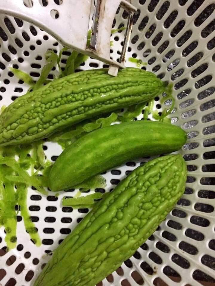 Ngày đầu về làm dâu! Mẹ đi chợ về bảo đem đi nấu canh đi con... liền nhanh tay lẹ chân đi gọt vỏ cho sạch rồi đem đi nấu canh cho vệ sinh an toàn thực phẩm😂😂😂