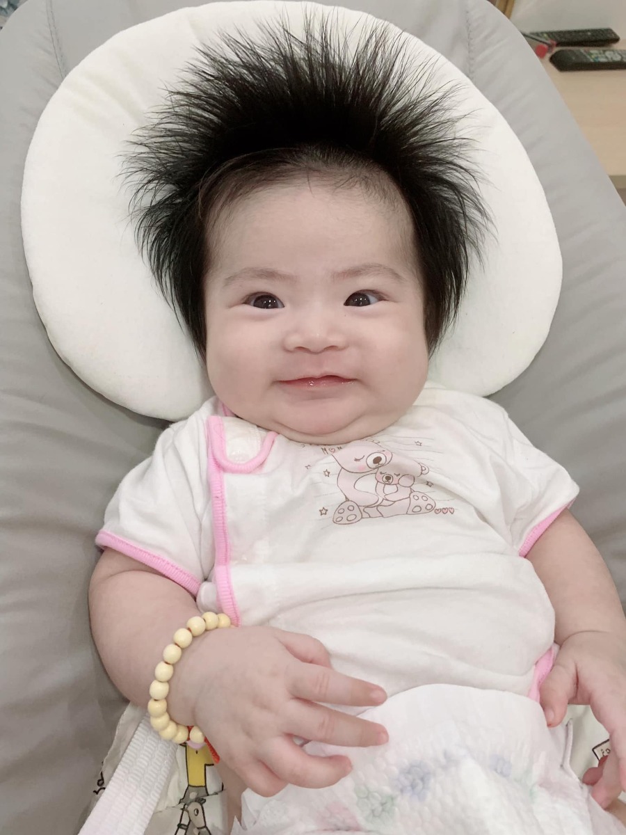 Chào cả nhà ạ, con tên là Moon✌️✌️✌️
Giang hồ vẫn hay gọi con là Moon tóc xù👧🏻👧🏻
Tính đến ngày 10/10 này là con tròn nửa chủi ạ😁😁
P/s: ăn, uống bao nhiêu chất bổ nó lại vào bộ tóc con hết rồi ạ🤣🤣🤣
