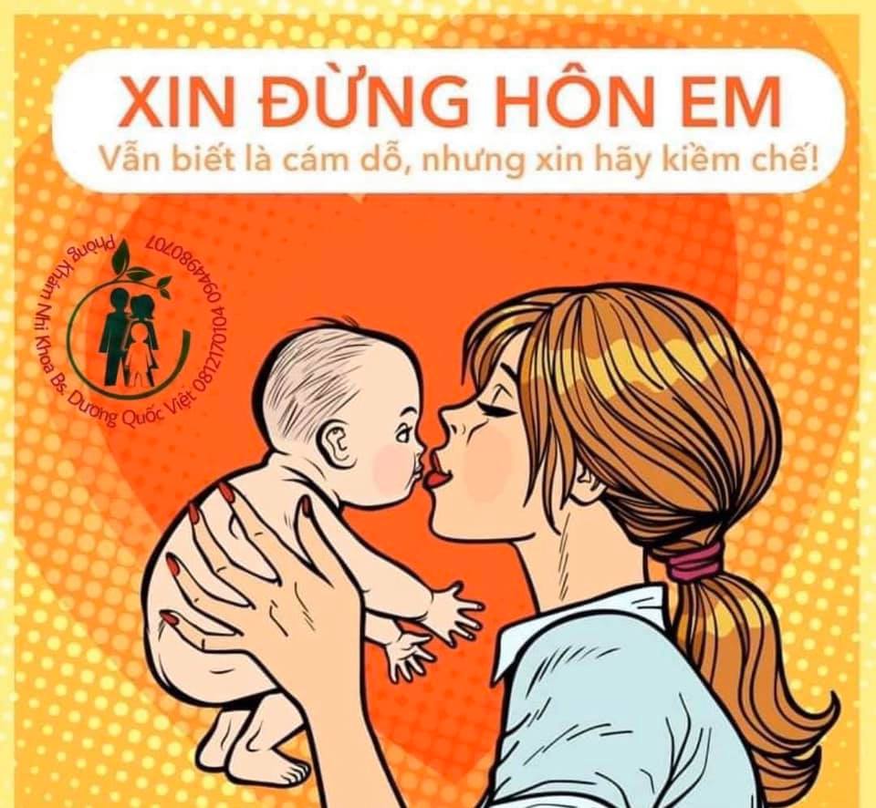 ☣️ Sau đây là danh sách CÁC VIRUS, VI KHUẨN THỰC SỰ LÂY QUA MỘT CÁI HÔN TRẺ NHỎ. Các hành động như mớm cơm, mút thìa, liếm bình cũng tương tự.

🦠 Treponema pallidum: gây bệnh GIANG MAI
🦠 Neisseria meningitidis: gây VIÊM NÃO MÀNG NÃO
🦠 Herpes simplex virus type 1 (HSV-1): gây LOÉT MIỆNG, VIÊM LỢI, VIÊM NÃO DO HSV
🦠 Cytomegalovirus (CMV): nhiễm mạn tính, cả đời có nguy cơ bệnh GAN, NÃO
🦠 Coxsackie A16: gây bệnh TAY CHÂN MIỆNG
🦠 Group A streptococcus: gây các bệnh lý HÔ HẤP
🦠 Virus RSV (hợp bào hô hấp): gây VIÊM PHỔI ở trẻ sơ sinh, viêm tiểu phế quản
🦠 Ho gà: gây bệnh HO GÀ, VIÊM PHỔI DO HO GÀ, ĐẶC BIỆT NẶNG ở trẻ sơ sinh chưa tiêm phòng
🦠 Helicobacter pylori: yếu tố gây VIÊM LOÉT DẠ DÀY
🦠 GẦN NHƯ TẤT CẢ các loại virus, vi khuẩn gây bệnh đường hô hấp
🦠 GẦN NHƯ TẤT CẢ các loại virus, vi khuẩn gây bệnh tiêu hóa (vì hôn thì phải bế, mà tay thì chưa rửa).

Ngoài ra, trong 1 nụ hôn, còn khuyến mại thêm các thứ sau:
💄 Nguy cơ dị ứng (son môi, cặn thức ăn, bụi)
💄 Phơi nhiễm hóa chất (son môi, mĩ phẩm)
🦠 Sâu răng (truyền Streptococcus mutans trong nước bọt)
🦠 Nguy cơ suy yếu hệ miễn dịch
🚬 Khói thuốc (thuốc lá, lào, cần cỏ, vape)

🙄 VỚI TẤT CẢ NHỮNG NGUY CƠ – CÓ – THẬT KIA,
BẠN ĐÃ CÓ QUYẾT ĐỊNH CỦA MÌNH CHƯA?

💟 VÌ NHỮNG BÉ CON ĐÁNG YÊU KHỎE MẠNH, HÃY HỨA VỚI TÔI

1. Thẳng thắn bảo vệ con trước những cái hôn – trước sinh nhật 1 tuổi.
2. Không hôn, thơm má trẻ nhỏ nhà khác.
3. Tuân thủ các phương pháp vệ sinh khi thăm trẻ con.

📯 CÁC HÀNH ĐỘNG CỤ THỂ LÀ:

✅ Rửa tay, tắm, đánh răng xúc miệng, rửa mũi họng thường xuyên.
✅ Vệ sinh răng miệng tốt cho trẻ.
✅ Luôn rửa tay bằng xà phòng hoặc sát khuẩn nhanh trước khi bế con.
✅ Tắm bé đều đặn với phương pháp phù hợp.
✅ Tuyên truyền, cảnh cáo người thân, bạn bè.
✅ Xếp riêng đồ vệ sinh mặt mũi miệng của con, không chung đồ người lớn.
✅ Không cho tiếp xúc với người đang có biểu hiện ho, hắt hơi, chảy mũi, tiêu chảy và các bệnh lý cấp tính. Và đã ốm thì không chơi với trẻ con, tự giác đi!
✅ Không hút thuốc lá. Nếu hút thuốc, phải hút ngoài nhà, sau khi hút phải thay quần áo, tắm, xúc miệng, đánh răng rồi mới bế con.
✅ Với các cô, dì, thím: tẩy trang trước khi bế cháu.
✅ Nếu mẹ ốm, con theo mẹ: đeo khẩu trang, rửa tay, xúc miệng, rửa mũi liên tục.
✅ Tiêm chủng đầy đủ đúng lịch để xây dựng hệ miễn dịch sớm.

😍 Lần tới, khi đến thăm một nhà có bé con, hãy nhớ những điều đã hứa. Sau khi rửa tay sạch, xúc miệng, bạn hoàn toàn có thể bế hộ bé một lát, chơi cùng nó một tí, để mẹ nó ăn, tắm, nghỉ ngơi một xíu. Chỉ cần kiềm chế, đừng hôn hít, đừng đụng chạm khi tay bẩn lên các con, mà thôi!

💟 Ôi những điều cám dỗ dễ thương thơm mùi sữa ấy! Lớn rồi, phải hiểu để kiềm chế nha.