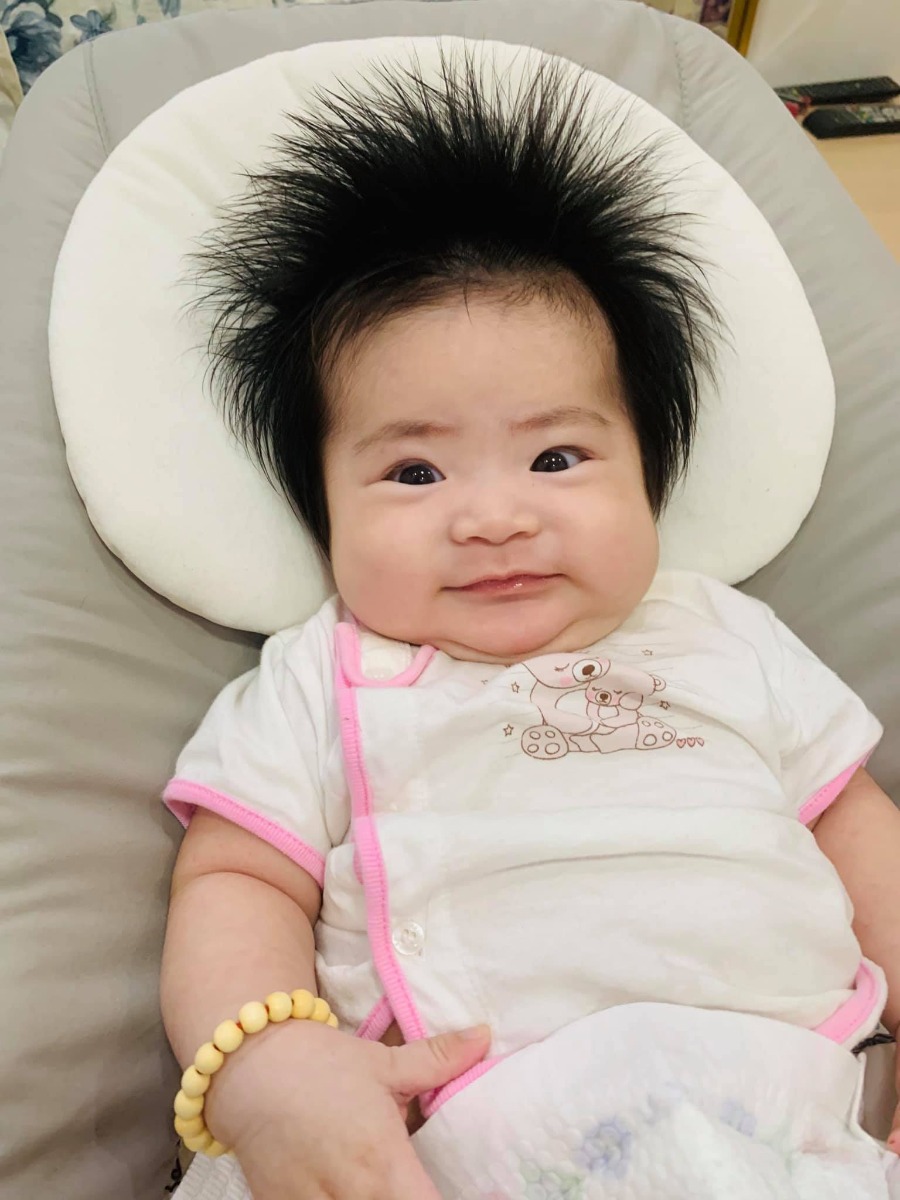 Chào cả nhà ạ, con tên là Moon✌️✌️✌️
Giang hồ vẫn hay gọi con là Moon tóc xù👧🏻👧🏻
Tính đến ngày 10/10 này là con tròn nửa chủi ạ😁😁
P/s: ăn, uống bao nhiêu chất bổ nó lại vào bộ tóc con hết rồi ạ🤣🤣🤣