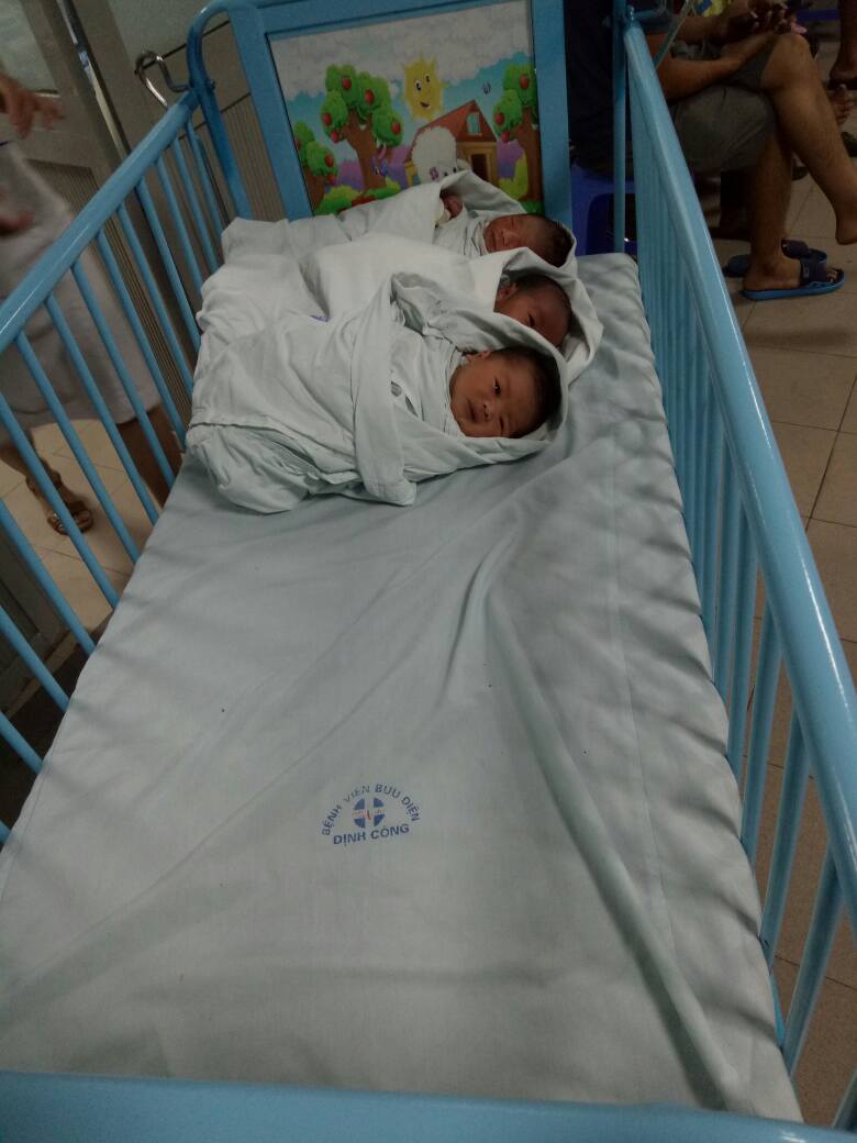 Review đẻ ở bệnh viện bưu điện

♥ Review và chia sẻ kinh nghiệm của mình khi đi đẻ ở bệnh viện Bưu Điện. Mình sinh ỉn con nhập viện 1/10/2019 và ra viện 6/10/2019. Được Bsi Phương mổ lấy thai vì thất bại đẻ thường. Mình ở phòng VIP 02, tầng 4♥

🌟 Thông tin hữu ích cho các bạn đã và sắp sinh và đang tăm tia đẻ ở bưu điện nhé. Thông tin tất tật mọi cái các mẹ quan tâm mình sẽ nói cụ thể phía dưới. Còn bạn nào cần cụ thể hơn có thể ib mình nhé 🌟

👉 Đầu tiên mình sẽ nói về thông tin các bạn cần biết khi đẻ ở BV BƯU ĐIỆN , địa chỉ 49 Trần Điền, Định Công, Hoàng Mai, HN. đây là số ĐT khoa sản 0243.640.2290 tất cả thông tin cần biết đều đc giải đáp. Thủ tục làm hss bắt đầu thai được 32 tuần tuổi nhé. Viện có làm cả ngày thường và thứ 7. Nếu bạn nào có BH thì hss còn 600k, bạn nào ko có BH hoặc làm T7 phí làm hss tại viện là 1tr134k nhé. Hss có xét nghiệm máu HIV, Viêm gan B, tiểu đường, siêu âm 2D.

👉 Về đội ngũ Bsi ở đây vì là họ làm dịch vụ nên tay nghề các Bsi ở đây được nhiều người khen. Như Bsi Đồng trưởng khoa, Bsi Dũng, Bsi Phương, Bsi Hoa.... Theo mình tốt nhất các bạn nên theo 1 Bsi theo dõi và khám định kỳ và đến lúc sinh nhờ luôn bsi đó là dễ nhất đối với các bạn chọn sinh mổ. Còn các bạn chọn sinh thường thì vào gặp ca bsi nào đỡ thì đỡ chứ ko cần nhờ vả ai cả. Chuyện cảm ơn thì tùy tâm nhé, có nhà ko cảm ơn, có nhà có. Tham khảo thì phong bì cảm ơn sinh thường thì 1tr còn mổ thì 2tr-3tr. Các bạn đưa cho bsi mổ nhé hoặc đội ngũ đỡ đẻ nếu sinh thường.

👉 Chi phí ở viện Bưu Điện là sinh thường tầm 3tr và mổ tầm 8tr đấy là chưa trừ BH các bạn nhé. BH trái tuyến 46%,đúng tuyến 80%.Ngoài ra có các dvu lấy máu gót chân từ 600k đến 1tr800k các mẹ à.

👉 Về dịch vụ ở BV BƯU ĐIỆN có các phần sau:

♥ Dịch vụ về giá phòng và loại phòng như sau:
- 6,7 giường/phòng
- 4 giường /phòng
- Phòng VIP chỉ 1 mình 1 Phòng.
giá dao động từ 100k đến 1,5tr/giường/phòng tất cả các phòng đều có ĐH và WC khép kín. Nhưng theo mình ở và nhận xét nên lấy phòng VIP hoặc phòng 4 giường là OK nhất vì phòng càng đông càng chật chội và bí, điều hòa ko tải được và có 1 nhà WC cho cả người bệnh và người nhà. Việc sắp xếp giường là các cô bên sản sắp xếp sau khi các mẹ làm bệnh án nhập viện vào để sinh có dấu hiệu chuyển dạ và khi sinh bé xong cả thường và mổ các cô mới sắp xếp giường chứ ko đặt trước được kể cả phòng VIP cũng vậy nên các mom lưu ý.
🎁 Chọn phòng 4 giường/phòng, đây là khu giường ở tầng 3,cùng tầng với phòng đẻ và mổ. Nhờ sẽ lấy đc phòng này chắc chắn nhé.
🎁 Thủ tục chọn phòng VIP mình chia sẻ cụ thể như sau nhé. Khu vực phòng VIP là trên tầng 4 ,có 4 phòng VIP tất cả, VIP 01,VIP 02,VIP 03,VIP 04 trong đó có 2 PHÒNG VIP có WC khép kín trong phòng là VIP 02 VÀ VIP 04 như mình ở. Nên ưu tiên chọn 2 phòng VIP này.Giá phòng VIP đẻ thường là 1,2tr/đêm và đẻ mổ 1,5tr/đêm chưa trừ BH nhé. Trong phòng đầy đủ trang thiết bị đh, tủ lạnh, tivi, bình siêu tốc, giường người nhà trông đặc biệt là sự riêng tư khi người nhà ở lại và tới thăm. Thủ tục chọn phòng này như mình trao đổi ko nhận đặt trước, khi nào các bạn trở dạ sinh hoặc hẹn ngày đến mổ, bác sĩ ok làm bệnh án nhập viện sinh thì lúc đó mới đi đăng ký phòng VIP nhé. Bạn hoặc người nhà lên tầng 4 gặp lễ tân trước sảnh phòng VIP hỏi có phòng trống ko để đăng ký xí phòng hoặc có ai hôm đấy ra viện còn trống phòng ko? Các cô lễ tân check còn sẽ cho bạn ký vào phiếu xếp lượt và xí chỗ và để lại số đt để ll khi có phòng. Lưu ý phải làm là ký phiếu xí chỗ mới chắc có phòng nhé các bạn. Lúc mình đẻ lão ck đã làm như vậy mới có phòng VIP 02 vì lúc lên đặt các bạn lễ tân báo chiều mới có phòng trống mà mình mổ sáng. Trưa được đẩy ra và chờ đến 3h chiều mới nhận đc phòng VIP này. Hoặc khi các bạn đẻ có thể nhờ bác sĩ mổ lấy phòng VIP nếu có, nhưng theo mình tốt nhất nên chủ động là hay nhất.
👉 Lưu ý : Quầy lễ tân VIP thường nghỉ T7 và CN nên để đăng ký thì ib mình chỉ cho.
♥ BV BƯU ĐIỆN có dịch vụ đăng ký xuất ăn cho sản phụ giao tận giường nhé, có 3 bữa sáng là cháo 11k, trưa và tối là cơm 29k mình đánh giá ổn và ngon, vừa miệng với bà bầu mới sinh.
♥ Buổi tối có dịch vụ giường xếp cho người nhà bệnh nhân với giá thuê rất rẻ 10k/giường/đêm.
♥ Về dịch vụ chăm sóc bé khi trong viện bé được bác sĩ nhi đến tận giường thăm khám mỗi sáng và được đi tắm vào buổi sáng các cô đón. Có dịch vụ lấy máu gót chân cho con nếu các mẹ có nhu cầu.
♥ Về dịch vụ mẹ, các mẹ được y tá rửa vệ sinh, thay bỉm và vết thương và chiếu tia plasma tại giường. Mỗi mẹ đc chiếu 2 lần plasma và mỗi ngày 1 lần. Có y tá đi đo huyết áp và bác sĩ thăm khám hàng ngày. Bình thường đẻ thường 2 ngày ra viện còn đẻ mổ 3 ngày các bạn nhé.
♥ Khi đi đẻ ở bưu điện đã đầy đủ các thứ. Ngoài ra các mẹ nên chuẩn bị thêm 1 số thứ sau nhé.
- Bình sữa.
- Meji thanh để pha sữa cho bé.
- 1 bộ quần áo ra viện cho mẹ.
- 1 bịch bỉm mama cho mẹ.
- Bông bịt tại, tất cho mẹ.
- 2 bộ đồ quần áo rời cho bé, bao tay, bao chân, mũ đội đầu, khăn quấn, 2 khăn xô tắm, 5 khăn sữa.
- 1 bịch bỉm dán new born cho con tầm 10-15 cái là OK.

☺ Mình đẻ mổ, bé bị vàng da nên mới ở viện tận 6 hôm. Hôm thanh toán hết 17tr300k tất cả, hóa đơn bạn nào cần ib mình gửi cho. Trong đó có cả lấy máu gót chân 1,8tr. Mình trái tuyến hưởng BH 46% .Lúc ra viện thanh toán 14tr thoai. Vì mình có BH nước ngoài thanh toán hết viện phí nên ko bảo bsi tích vào mổ cc thì sẽ đc giảm 80%.Nếu bạn nào cần thì đặt vấn đề bsi mổ ngay từ đầu giảm chi phí nhé. Nói chung mình rất hài lòng. Sau đẻ vẫn chọn bưu điện và lấy phòng VIP.
☺ Vợ chồng mình nuôi con theo pp easy, tác giả cuốn " Nuôi con không phải là cuộc chiến " rất hữu ích nhàn mẹ, con ngoan. Chia sẻ tất tật cách nuôi dạy trẻ và chọn sp phù hợp cho trẻ. Nên bạn nào cần ib mình chia sẻ link nhá. Thanks all.