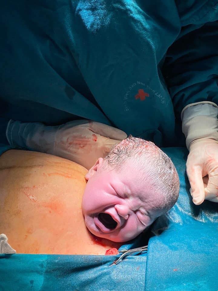 Thích chưa các mẹ ơi???
Chào mừng con đến với thế giới này
Các mẹ thả tim cho ỉn con 4,2kg này nào 😀

Nguồn ảnh : Ths Duyên Bv Sản Nhi Lào Cai