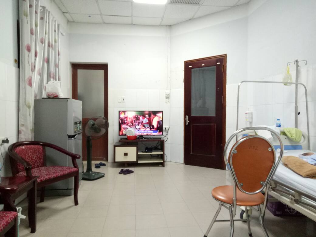 Review đẻ ở bệnh viện bưu điện

♥ Review và chia sẻ kinh nghiệm của mình khi đi đẻ ở bệnh viện Bưu Điện. Mình sinh ỉn con nhập viện 1/10/2019 và ra viện 6/10/2019. Được Bsi Phương mổ lấy thai vì thất bại đẻ thường. Mình ở phòng VIP 02, tầng 4♥

🌟 Thông tin hữu ích cho các bạn đã và sắp sinh và đang tăm tia đẻ ở bưu điện nhé. Thông tin tất tật mọi cái các mẹ quan tâm mình sẽ nói cụ thể phía dưới. Còn bạn nào cần cụ thể hơn có thể ib mình nhé 🌟

👉 Đầu tiên mình sẽ nói về thông tin các bạn cần biết khi đẻ ở BV BƯU ĐIỆN , địa chỉ 49 Trần Điền, Định Công, Hoàng Mai, HN. đây là số ĐT khoa sản 0243.640.2290 tất cả thông tin cần biết đều đc giải đáp. Thủ tục làm hss bắt đầu thai được 32 tuần tuổi nhé. Viện có làm cả ngày thường và thứ 7. Nếu bạn nào có BH thì hss còn 600k, bạn nào ko có BH hoặc làm T7 phí làm hss tại viện là 1tr134k nhé. Hss có xét nghiệm máu HIV, Viêm gan B, tiểu đường, siêu âm 2D.

👉 Về đội ngũ Bsi ở đây vì là họ làm dịch vụ nên tay nghề các Bsi ở đây được nhiều người khen. Như Bsi Đồng trưởng khoa, Bsi Dũng, Bsi Phương, Bsi Hoa.... Theo mình tốt nhất các bạn nên theo 1 Bsi theo dõi và khám định kỳ và đến lúc sinh nhờ luôn bsi đó là dễ nhất đối với các bạn chọn sinh mổ. Còn các bạn chọn sinh thường thì vào gặp ca bsi nào đỡ thì đỡ chứ ko cần nhờ vả ai cả. Chuyện cảm ơn thì tùy tâm nhé, có nhà ko cảm ơn, có nhà có. Tham khảo thì phong bì cảm ơn sinh thường thì 1tr còn mổ thì 2tr-3tr. Các bạn đưa cho bsi mổ nhé hoặc đội ngũ đỡ đẻ nếu sinh thường.

👉 Chi phí ở viện Bưu Điện là sinh thường tầm 3tr và mổ tầm 8tr đấy là chưa trừ BH các bạn nhé. BH trái tuyến 46%,đúng tuyến 80%.Ngoài ra có các dvu lấy máu gót chân từ 600k đến 1tr800k các mẹ à.

👉 Về dịch vụ ở BV BƯU ĐIỆN có các phần sau:

♥ Dịch vụ về giá phòng và loại phòng như sau:
- 6,7 giường/phòng
- 4 giường /phòng
- Phòng VIP chỉ 1 mình 1 Phòng.
giá dao động từ 100k đến 1,5tr/giường/phòng tất cả các phòng đều có ĐH và WC khép kín. Nhưng theo mình ở và nhận xét nên lấy phòng VIP hoặc phòng 4 giường là OK nhất vì phòng càng đông càng chật chội và bí, điều hòa ko tải được và có 1 nhà WC cho cả người bệnh và người nhà. Việc sắp xếp giường là các cô bên sản sắp xếp sau khi các mẹ làm bệnh án nhập viện vào để sinh có dấu hiệu chuyển dạ và khi sinh bé xong cả thường và mổ các cô mới sắp xếp giường chứ ko đặt trước được kể cả phòng VIP cũng vậy nên các mom lưu ý.
🎁 Chọn phòng 4 giường/phòng, đây là khu giường ở tầng 3,cùng tầng với phòng đẻ và mổ. Nhờ sẽ lấy đc phòng này chắc chắn nhé.
🎁 Thủ tục chọn phòng VIP mình chia sẻ cụ thể như sau nhé. Khu vực phòng VIP là trên tầng 4 ,có 4 phòng VIP tất cả, VIP 01,VIP 02,VIP 03,VIP 04 trong đó có 2 PHÒNG VIP có WC khép kín trong phòng là VIP 02 VÀ VIP 04 như mình ở. Nên ưu tiên chọn 2 phòng VIP này.Giá phòng VIP đẻ thường là 1,2tr/đêm và đẻ mổ 1,5tr/đêm chưa trừ BH nhé. Trong phòng đầy đủ trang thiết bị đh, tủ lạnh, tivi, bình siêu tốc, giường người nhà trông đặc biệt là sự riêng tư khi người nhà ở lại và tới thăm. Thủ tục chọn phòng này như mình trao đổi ko nhận đặt trước, khi nào các bạn trở dạ sinh hoặc hẹn ngày đến mổ, bác sĩ ok làm bệnh án nhập viện sinh thì lúc đó mới đi đăng ký phòng VIP nhé. Bạn hoặc người nhà lên tầng 4 gặp lễ tân trước sảnh phòng VIP hỏi có phòng trống ko để đăng ký xí phòng hoặc có ai hôm đấy ra viện còn trống phòng ko? Các cô lễ tân check còn sẽ cho bạn ký vào phiếu xếp lượt và xí chỗ và để lại số đt để ll khi có phòng. Lưu ý phải làm là ký phiếu xí chỗ mới chắc có phòng nhé các bạn. Lúc mình đẻ lão ck đã làm như vậy mới có phòng VIP 02 vì lúc lên đặt các bạn lễ tân báo chiều mới có phòng trống mà mình mổ sáng. Trưa được đẩy ra và chờ đến 3h chiều mới nhận đc phòng VIP này. Hoặc khi các bạn đẻ có thể nhờ bác sĩ mổ lấy phòng VIP nếu có, nhưng theo mình tốt nhất nên chủ động là hay nhất.
👉 Lưu ý : Quầy lễ tân VIP thường nghỉ T7 và CN nên để đăng ký thì ib mình chỉ cho.
♥ BV BƯU ĐIỆN có dịch vụ đăng ký xuất ăn cho sản phụ giao tận giường nhé, có 3 bữa sáng là cháo 11k, trưa và tối là cơm 29k mình đánh giá ổn và ngon, vừa miệng với bà bầu mới sinh.
♥ Buổi tối có dịch vụ giường xếp cho người nhà bệnh nhân với giá thuê rất rẻ 10k/giường/đêm.
♥ Về dịch vụ chăm sóc bé khi trong viện bé được bác sĩ nhi đến tận giường thăm khám mỗi sáng và được đi tắm vào buổi sáng các cô đón. Có dịch vụ lấy máu gót chân cho con nếu các mẹ có nhu cầu.
♥ Về dịch vụ mẹ, các mẹ được y tá rửa vệ sinh, thay bỉm và vết thương và chiếu tia plasma tại giường. Mỗi mẹ đc chiếu 2 lần plasma và mỗi ngày 1 lần. Có y tá đi đo huyết áp và bác sĩ thăm khám hàng ngày. Bình thường đẻ thường 2 ngày ra viện còn đẻ mổ 3 ngày các bạn nhé.
♥ Khi đi đẻ ở bưu điện đã đầy đủ các thứ. Ngoài ra các mẹ nên chuẩn bị thêm 1 số thứ sau nhé.
- Bình sữa.
- Meji thanh để pha sữa cho bé.
- 1 bộ quần áo ra viện cho mẹ.
- 1 bịch bỉm mama cho mẹ.
- Bông bịt tại, tất cho mẹ.
- 2 bộ đồ quần áo rời cho bé, bao tay, bao chân, mũ đội đầu, khăn quấn, 2 khăn xô tắm, 5 khăn sữa.
- 1 bịch bỉm dán new born cho con tầm 10-15 cái là OK.

☺ Mình đẻ mổ, bé bị vàng da nên mới ở viện tận 6 hôm. Hôm thanh toán hết 17tr300k tất cả, hóa đơn bạn nào cần ib mình gửi cho. Trong đó có cả lấy máu gót chân 1,8tr. Mình trái tuyến hưởng BH 46% .Lúc ra viện thanh toán 14tr thoai. Vì mình có BH nước ngoài thanh toán hết viện phí nên ko bảo bsi tích vào mổ cc thì sẽ đc giảm 80%.Nếu bạn nào cần thì đặt vấn đề bsi mổ ngay từ đầu giảm chi phí nhé. Nói chung mình rất hài lòng. Sau đẻ vẫn chọn bưu điện và lấy phòng VIP.
☺ Vợ chồng mình nuôi con theo pp easy, tác giả cuốn " Nuôi con không phải là cuộc chiến " rất hữu ích nhàn mẹ, con ngoan. Chia sẻ tất tật cách nuôi dạy trẻ và chọn sp phù hợp cho trẻ. Nên bạn nào cần ib mình chia sẻ link nhá. Thanks all.