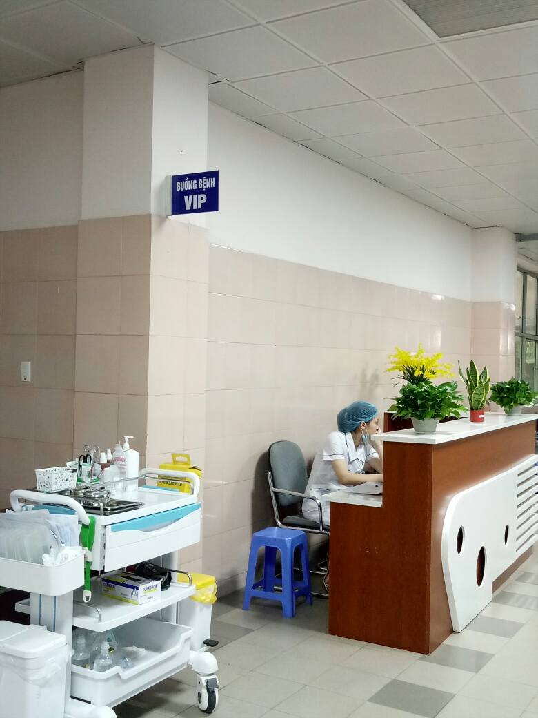 Review đẻ ở bệnh viện bưu điện

♥ Review và chia sẻ kinh nghiệm của mình khi đi đẻ ở bệnh viện Bưu Điện. Mình sinh ỉn con nhập viện 1/10/2019 và ra viện 6/10/2019. Được Bsi Phương mổ lấy thai vì thất bại đẻ thường. Mình ở phòng VIP 02, tầng 4♥

🌟 Thông tin hữu ích cho các bạn đã và sắp sinh và đang tăm tia đẻ ở bưu điện nhé. Thông tin tất tật mọi cái các mẹ quan tâm mình sẽ nói cụ thể phía dưới. Còn bạn nào cần cụ thể hơn có thể ib mình nhé 🌟

👉 Đầu tiên mình sẽ nói về thông tin các bạn cần biết khi đẻ ở BV BƯU ĐIỆN , địa chỉ 49 Trần Điền, Định Công, Hoàng Mai, HN. đây là số ĐT khoa sản 0243.640.2290 tất cả thông tin cần biết đều đc giải đáp. Thủ tục làm hss bắt đầu thai được 32 tuần tuổi nhé. Viện có làm cả ngày thường và thứ 7. Nếu bạn nào có BH thì hss còn 600k, bạn nào ko có BH hoặc làm T7 phí làm hss tại viện là 1tr134k nhé. Hss có xét nghiệm máu HIV, Viêm gan B, tiểu đường, siêu âm 2D.

👉 Về đội ngũ Bsi ở đây vì là họ làm dịch vụ nên tay nghề các Bsi ở đây được nhiều người khen. Như Bsi Đồng trưởng khoa, Bsi Dũng, Bsi Phương, Bsi Hoa.... Theo mình tốt nhất các bạn nên theo 1 Bsi theo dõi và khám định kỳ và đến lúc sinh nhờ luôn bsi đó là dễ nhất đối với các bạn chọn sinh mổ. Còn các bạn chọn sinh thường thì vào gặp ca bsi nào đỡ thì đỡ chứ ko cần nhờ vả ai cả. Chuyện cảm ơn thì tùy tâm nhé, có nhà ko cảm ơn, có nhà có. Tham khảo thì phong bì cảm ơn sinh thường thì 1tr còn mổ thì 2tr-3tr. Các bạn đưa cho bsi mổ nhé hoặc đội ngũ đỡ đẻ nếu sinh thường.

👉 Chi phí ở viện Bưu Điện là sinh thường tầm 3tr và mổ tầm 8tr đấy là chưa trừ BH các bạn nhé. BH trái tuyến 46%,đúng tuyến 80%.Ngoài ra có các dvu lấy máu gót chân từ 600k đến 1tr800k các mẹ à.

👉 Về dịch vụ ở BV BƯU ĐIỆN có các phần sau:

♥ Dịch vụ về giá phòng và loại phòng như sau:
- 6,7 giường/phòng
- 4 giường /phòng
- Phòng VIP chỉ 1 mình 1 Phòng.
giá dao động từ 100k đến 1,5tr/giường/phòng tất cả các phòng đều có ĐH và WC khép kín. Nhưng theo mình ở và nhận xét nên lấy phòng VIP hoặc phòng 4 giường là OK nhất vì phòng càng đông càng chật chội và bí, điều hòa ko tải được và có 1 nhà WC cho cả người bệnh và người nhà. Việc sắp xếp giường là các cô bên sản sắp xếp sau khi các mẹ làm bệnh án nhập viện vào để sinh có dấu hiệu chuyển dạ và khi sinh bé xong cả thường và mổ các cô mới sắp xếp giường chứ ko đặt trước được kể cả phòng VIP cũng vậy nên các mom lưu ý.
🎁 Chọn phòng 4 giường/phòng, đây là khu giường ở tầng 3,cùng tầng với phòng đẻ và mổ. Nhờ sẽ lấy đc phòng này chắc chắn nhé.
🎁 Thủ tục chọn phòng VIP mình chia sẻ cụ thể như sau nhé. Khu vực phòng VIP là trên tầng 4 ,có 4 phòng VIP tất cả, VIP 01,VIP 02,VIP 03,VIP 04 trong đó có 2 PHÒNG VIP có WC khép kín trong phòng là VIP 02 VÀ VIP 04 như mình ở. Nên ưu tiên chọn 2 phòng VIP này.Giá phòng VIP đẻ thường là 1,2tr/đêm và đẻ mổ 1,5tr/đêm chưa trừ BH nhé. Trong phòng đầy đủ trang thiết bị đh, tủ lạnh, tivi, bình siêu tốc, giường người nhà trông đặc biệt là sự riêng tư khi người nhà ở lại và tới thăm. Thủ tục chọn phòng này như mình trao đổi ko nhận đặt trước, khi nào các bạn trở dạ sinh hoặc hẹn ngày đến mổ, bác sĩ ok làm bệnh án nhập viện sinh thì lúc đó mới đi đăng ký phòng VIP nhé. Bạn hoặc người nhà lên tầng 4 gặp lễ tân trước sảnh phòng VIP hỏi có phòng trống ko để đăng ký xí phòng hoặc có ai hôm đấy ra viện còn trống phòng ko? Các cô lễ tân check còn sẽ cho bạn ký vào phiếu xếp lượt và xí chỗ và để lại số đt để ll khi có phòng. Lưu ý phải làm là ký phiếu xí chỗ mới chắc có phòng nhé các bạn. Lúc mình đẻ lão ck đã làm như vậy mới có phòng VIP 02 vì lúc lên đặt các bạn lễ tân báo chiều mới có phòng trống mà mình mổ sáng. Trưa được đẩy ra và chờ đến 3h chiều mới nhận đc phòng VIP này. Hoặc khi các bạn đẻ có thể nhờ bác sĩ mổ lấy phòng VIP nếu có, nhưng theo mình tốt nhất nên chủ động là hay nhất.
👉 Lưu ý : Quầy lễ tân VIP thường nghỉ T7 và CN nên để đăng ký thì ib mình chỉ cho.
♥ BV BƯU ĐIỆN có dịch vụ đăng ký xuất ăn cho sản phụ giao tận giường nhé, có 3 bữa sáng là cháo 11k, trưa và tối là cơm 29k mình đánh giá ổn và ngon, vừa miệng với bà bầu mới sinh.
♥ Buổi tối có dịch vụ giường xếp cho người nhà bệnh nhân với giá thuê rất rẻ 10k/giường/đêm.
♥ Về dịch vụ chăm sóc bé khi trong viện bé được bác sĩ nhi đến tận giường thăm khám mỗi sáng và được đi tắm vào buổi sáng các cô đón. Có dịch vụ lấy máu gót chân cho con nếu các mẹ có nhu cầu.
♥ Về dịch vụ mẹ, các mẹ được y tá rửa vệ sinh, thay bỉm và vết thương và chiếu tia plasma tại giường. Mỗi mẹ đc chiếu 2 lần plasma và mỗi ngày 1 lần. Có y tá đi đo huyết áp và bác sĩ thăm khám hàng ngày. Bình thường đẻ thường 2 ngày ra viện còn đẻ mổ 3 ngày các bạn nhé.
♥ Khi đi đẻ ở bưu điện đã đầy đủ các thứ. Ngoài ra các mẹ nên chuẩn bị thêm 1 số thứ sau nhé.
- Bình sữa.
- Meji thanh để pha sữa cho bé.
- 1 bộ quần áo ra viện cho mẹ.
- 1 bịch bỉm mama cho mẹ.
- Bông bịt tại, tất cho mẹ.
- 2 bộ đồ quần áo rời cho bé, bao tay, bao chân, mũ đội đầu, khăn quấn, 2 khăn xô tắm, 5 khăn sữa.
- 1 bịch bỉm dán new born cho con tầm 10-15 cái là OK.

☺ Mình đẻ mổ, bé bị vàng da nên mới ở viện tận 6 hôm. Hôm thanh toán hết 17tr300k tất cả, hóa đơn bạn nào cần ib mình gửi cho. Trong đó có cả lấy máu gót chân 1,8tr. Mình trái tuyến hưởng BH 46% .Lúc ra viện thanh toán 14tr thoai. Vì mình có BH nước ngoài thanh toán hết viện phí nên ko bảo bsi tích vào mổ cc thì sẽ đc giảm 80%.Nếu bạn nào cần thì đặt vấn đề bsi mổ ngay từ đầu giảm chi phí nhé. Nói chung mình rất hài lòng. Sau đẻ vẫn chọn bưu điện và lấy phòng VIP.
☺ Vợ chồng mình nuôi con theo pp easy, tác giả cuốn " Nuôi con không phải là cuộc chiến " rất hữu ích nhàn mẹ, con ngoan. Chia sẻ tất tật cách nuôi dạy trẻ và chọn sp phù hợp cho trẻ. Nên bạn nào cần ib mình chia sẻ link nhá. Thanks all.