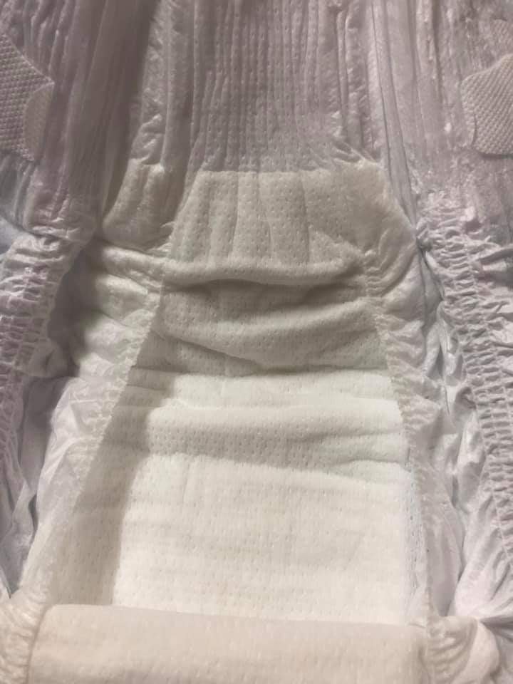 REVIEW BỈM ENBLANC
Việc dùng bỉm gì cho con khá đau đầu vì ai đến thăm cũng kêu "Đừng cho nó dùng bỉm" mà không dùng bỉm giặt đồ RẤT MỎI TAY. Sau khi dùng bỉm ENBLANC thì thấy hoan hỉ thậc sự nên phải review kiếm đồng minh đây ạ.
1. Chất lượng
- Bỉm enblanc siêu mỏng nhẹ, sử dụng công nghệ polymer thấm hút cực nhanh, thoáng khí nên bé không bị bí.
- Rãnh chống tràn 2 bên và chun bao đùi mềm mại, khi bé mặc bỉm ngủ qua đêm không bị vết lằn ở đùi.
- Cạp chun cao, mềm, ôm sát phần bụng nên không sợ lạnh bụng, hở bụng hay bị cà vào bụng khó chịu.

2. Kiểu dáng
- Bỉm enblanc có kiểu dáng hiện đại, đạt tiêu chí thẩm mỹ, mặt ngoài "mướt" mang lại cảm giác thoáng mát.
- Giống như các loại bỉm khác, enblanc có đường báo thay bỉm

3. Hiệu quả kinh tế
Mình mới tiếp cận bỉm Jo và Merries nội địa thì thấy hơi nóng bí, chỉ cần bỉm hơi nặng là mình cho thay luôn, thà đau ví mẹ chứ không làm con khó chịu, tính ra khoảng 2h mình thay 1 bỉm cho bé 3 tháng tuổi.
Khi dùng Enblanc, do độ hút cực tốt nên mỗi ngày bé thay 3 bỉm thôi, thành ra 2 bịch bỉm merries bị dư hoài vì toàn rút enblanc dùng. Giá enblanc tương đương với merries nhưng dùng enblanc chi phí bằng 1/2.

4. Thân thiện với môi trường
Mình vốn nghiện các sp Organic nên cứ thấy organic là ưng ý ngay, bỉm enblanc sử dụng chất liệu 100% organic, đạt tiêu chuẩn KC về độ an toàn cho trẻ.