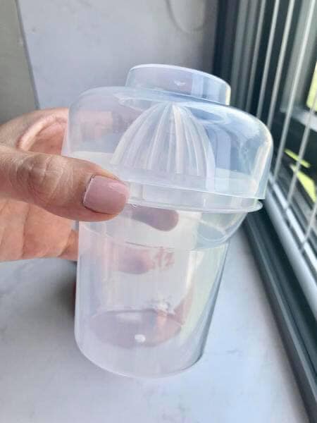 Hôm trước Hà có chia sẻ về chủ đề hâm sữa cho con và rất nhiều mẹ hỏi Hà về sản phẩm Hà đang dùng nên như đã hứa nay Hà sẽ review chi tiết về máy hâm sữa Fatz mà Hà sử dụng nha.

Hà mua máy ở siêu thị mẹ và bé. Máy hâm sữa Fatz có 4 chức năng đó là: hâm sữa, hâm thức ăn, tiệt trùng bình sữa và vắt cam.
- Về chức năng hâm sữa (40 độ): Đây là chức năng chính của máy hâm sữa, mình cho bình sữa vào, cài đặt chuẩn 40 độ, đợi từ 6-10 phút sữa ấm thì máy sẽ tự ngắt. Tuy nhiên kinh nghiệm của Hà khi sử dụng máy là nên hâm thêm một lúc nữa khi máy ngắt vì thời gian của máy được cài đặt cho điều kiện tiêu chuẩn và nhiệt độ của sữa là 25 độ. Sữa mới bỏ từ ngăn mát ra nên sẽ lạnh hơn so với 25 độ nên mình nên hâm thêm để sữa ấm nha mọi người ơi.
- Chức năng hâm thức ăn (70 độ) cũng rất tiện lợi. Khi con đến tuổi ăn dặm mình chỉ cần lấy lượng thức ăn đủ dùng cho vào hâm thôi, rất đơn giản.
- 2 chức năng khác là tiệt trùng bình sữa (100 độ) và vắt cam cũng khá hữu ích. Nếu có điều kiện thì mọi người nên mua riêng máy tiệt trùng. Còn dùng máy hâm sữa để tiệt trùng thì các bạn làm như sau: Úp ngược bình sữa vào trong khoang máy, vặn đến chế độ tiệt trùng 100 độ C để hơi nước tỏa vào trong bình sữa và tiệt trùng bình
- Máy Fatz này khá nhỏ gọn, phù hợp với các loại bình sữa có trên thị trường, và dễ dàng mang đi xa. Máy làm từ nhựa BPA, an toàn cho cả trẻ sơ sinh.

Hà hướng dẫn chi tiết các công đoạn của quá trình hâm sữa bên dưới nha, có hình ảnh minh họa luôn, nhà mình cứ làm theo thôi, đơn giản vô cùng.
- Đầu tiên là kiểm tra xem nút điều khiển có đang ở chế độ OFF hay không.
- Tiếp theo là đổ nước sạch vào khay chứa bình, chạm vạch 110ml là được.
- Đặt bình sữa vào máy hâm sữa.
- Xoay núm vặn đến nhiệt độ mong muốn, hâm sữa thì 40 độ C, hâm nóng thức ăn thì chọn 70 độ C, còn tiệt trùng bình thì mình xoay đến 100 độ C.
- Mọi người nhìn thấy đèn đỏ bật sáng là được rồi, cứ yên tâm máy sẽ tự ngắt đèn khi đã hâm sữa xong.
- Sau khi đã hâm ấm bình sữa, máy cũng sẽ tự động chuyển sang chế độ giữ ấm.
- Cuối cùng là rút điện sau khi sử dụng.
Nhược điểm của máy Fatz theo Hà đó là mình phải đổ nước vào khi hâm nóng, giữ nhiệt hay tiệt trùng bình, nên khi sử dụng phải lưu ý bổ sung thêm nước nếu cạn và thay nước mỗi ngày để đảm bảo vệ sinh.

Ngoài máy hâm sữa thì Fatz còn có thêm máy hâm nước để pha sữa, máy này có bộ điều nhiệt giúp mình cài đặt nhiệt độ chính xác nên luôn có nước ấm thích hợp để pha sữa, nhất là mấy lúc nửa đêm phải thức dậy pha sữa cho con. Các mẹ cho con bú sữa công thức có thể tham khảo nhé.

Chúc cả nhà chăm con khỏe, nuôi dạy con thông minh. ✌️