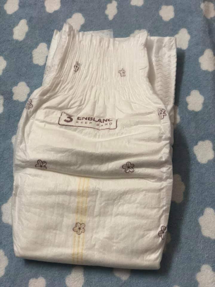 REVIEW BỈM ENBLANC
Việc dùng bỉm gì cho con khá đau đầu vì ai đến thăm cũng kêu "Đừng cho nó dùng bỉm" mà không dùng bỉm giặt đồ RẤT MỎI TAY. Sau khi dùng bỉm ENBLANC thì thấy hoan hỉ thậc sự nên phải review kiếm đồng minh đây ạ.
1. Chất lượng
- Bỉm enblanc siêu mỏng nhẹ, sử dụng công nghệ polymer thấm hút cực nhanh, thoáng khí nên bé không bị bí.
- Rãnh chống tràn 2 bên và chun bao đùi mềm mại, khi bé mặc bỉm ngủ qua đêm không bị vết lằn ở đùi.
- Cạp chun cao, mềm, ôm sát phần bụng nên không sợ lạnh bụng, hở bụng hay bị cà vào bụng khó chịu.

2. Kiểu dáng
- Bỉm enblanc có kiểu dáng hiện đại, đạt tiêu chí thẩm mỹ, mặt ngoài "mướt" mang lại cảm giác thoáng mát.
- Giống như các loại bỉm khác, enblanc có đường báo thay bỉm

3. Hiệu quả kinh tế
Mình mới tiếp cận bỉm Jo và Merries nội địa thì thấy hơi nóng bí, chỉ cần bỉm hơi nặng là mình cho thay luôn, thà đau ví mẹ chứ không làm con khó chịu, tính ra khoảng 2h mình thay 1 bỉm cho bé 3 tháng tuổi.
Khi dùng Enblanc, do độ hút cực tốt nên mỗi ngày bé thay 3 bỉm thôi, thành ra 2 bịch bỉm merries bị dư hoài vì toàn rút enblanc dùng. Giá enblanc tương đương với merries nhưng dùng enblanc chi phí bằng 1/2.

4. Thân thiện với môi trường
Mình vốn nghiện các sp Organic nên cứ thấy organic là ưng ý ngay, bỉm enblanc sử dụng chất liệu 100% organic, đạt tiêu chuẩn KC về độ an toàn cho trẻ.