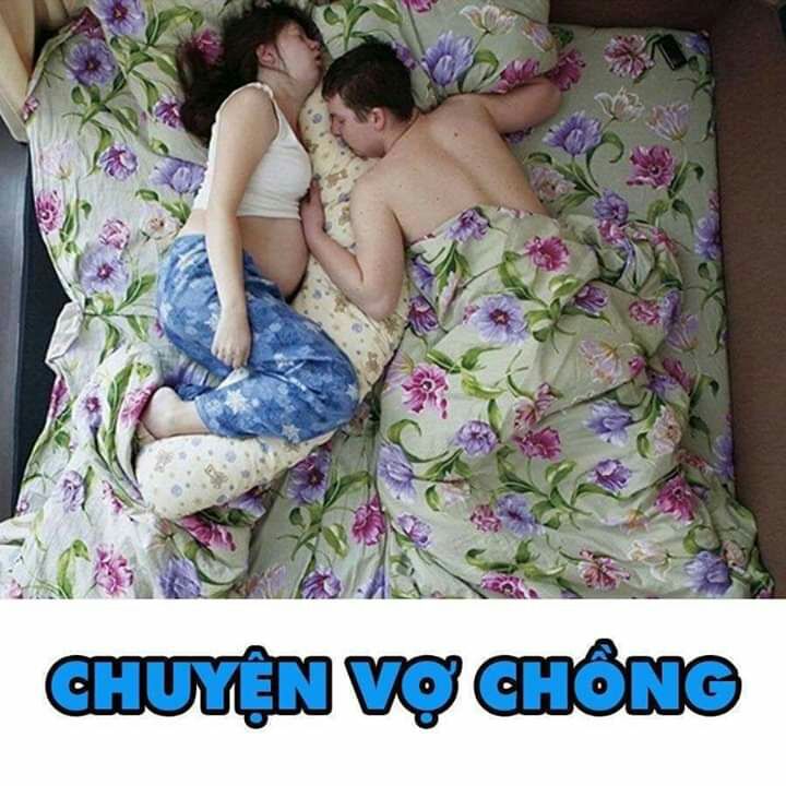 Ở thời đại này còn những ng ck hiểu chuyện,biết nghĩ cho phụ nữ chúng mình nữa k các mom nhỉ 😢😢
Hồi mới cưới,
Sáng sáng hai vợ chồng đều nằm ôm nhau âu yếm trò chuyện. Vợ vẫn thường hỏi "trưa anh thích ăn gì?"
Anh luồn tay vào áo vợ thủ thỉ "anh chỉ thích ăn bánh bao thôi".

Hồi vợ có bầu đứa lớn,
Tối nào trước khi đi ngủ anh cũng nằm xoa bụng vợ độc thoại mấy lời yêu thương.
Vợ vẫn thường làm mặt nũng nịu "đêm anh thích ăn gì?"
Anh luồn tay vào áo vợ trêu chọc "anh ăn chay thôi, cây nhà lá vườn bưởi vợ hí hí".

Rồi con bé được 20 tháng ,
Công việc lại bận rộn nên vợ thuyết phục bà nội cho cai sữa. Nhưng sáng sáng cái cảnh chồng thơ con mọn vẫn diễn ra như thường. Vợ đầu bù tóc rối vừa vội vàng thay đồ vừa nhắc đi nhắc lại những việc từ trong nhà ra ngõ .
- "Trưa anh thích ăn gì để em còn đi chợ?".
- Anh nhìn vợ cười cười "Mướp xào".
- "Mùa này làm gì có mướp, em có bầu đâu mà anh ăn dở vậy"
- "Thì ngoài chợ không có mướp, anh ăn mướp nhà cũng được."
Vợ nghe đến đó biết bị trêu đểu, liếc nhanh xuống ngực rồi hậm hực lườm một cái rõ dài.
- "Đây chỉ có mướp thôi chê mướp thì ra đường ăn phở đi nhé!"
Và thế ngày hôm đó vợ giận dỗi đình công cho hai bố con sáng mì tôm chiều phở nhưng đêm vẫn lại món "mướp xào".

Rồi anh thấy vợ chăm chỉ bỏ heo, hỏi bỏ làm gì thì kêu chuyện đại sự không thể tiết lộ. Nhưng anh tình cờ thấy vợ bàn chuyện làm ngực với mấy chị đồng nghiệp. Các mẹ bỉm sữa, mẹ 1 con mẹ 2 con, mẹ nào cũng hô hào khẩu hiệu "phải đẹp thì mới giữ được chồng, ngực phải nở mông phải cong ... bla bla đến là khổ".

Mỗi ngày vợ bỏ heo 50 nghìn, hôm nào nhiều thì đc 100 nghìn, có hôm bỏ 10 nghìn mắt vẫn long lanh hy vọng.

Nhưng rồi vợ đẻ đứa thứ hai tri phí sinh hoạt nhân thêm,c ông việc của anh lại cần thêm chút tiền chạy vạy. Tối đó vợ đập heo, anh bảo để anh vay thêm bạn bè cũng được, heo em để lo chuyện đại sự của em, đừng đập.
Vợ lắc đầu "Em vẫn còn xoay sở được thì không để anh phải cầu cạnh bạn bè, nợ tiền nợ tình mình không trả được lại khó ăn nói với người ta".
Đêm đó anh ôm vợ thủ thỉ " thế còn chuyện đại sự của em thì sao?" . Vợ cười: "Thôi để thằng út 2-3 tuổi em bỏ heo sau, giờ quan trọng là chồng thương em thôi, chuyện đó làm hay ko làm cũng được".

Ở với nhau thoáng cái đã hai mặt con nhưng chẳng nhớ bao lâu rồi anh mới lặng lẽ quay lại nhìn vợ, nhìn thật kĩ cơ thể của người đàn bà nơi mà người ta sẽ thấy sự hy sinh được cụ thể hoá trên từng đường nét.

Lần đầu tiên anh cảm thấy được sự mất mát, anh hiểu tại sao vợ không bật đèn khi chúng ta thân mật và không đứng trước gương quá lâu như lúc xuân thì. Anh hiểu tại sao vợ đầu đội trời chân đạp đất không kêu ca nhưng lại chỉ vì vài câu đùi voi ngực mướp là tủi lòng khóc lóc .

Vợ ơi, bưởi có giá của bưởi, mướp cũng có giá của mướp, chắc gì những người đàn ông tay cầm bưởi ngon mà giấc ngủ đã tròn. Có đáng không, khi vì vài phút đã mắt thích tay mà phản bội tình nghĩa phu thê, làm tổn thương người hy sinh cho mình cả một đời vô điều kiện.

Và thế đại sự của đàn bà, đại sự của những người vợ quay đi quẩn lại vẫn chỉ là chuyện chăm con giữ chồng, chuyện vun vén cho tổ ấm của mình được yên lành đi qua những ngày bão.

Và thế đại sự của đàn ông, đại sự của những người chồng chính là đối đãi với người vợ làm sao để cô ấy luôn cảm thấy hạnh phúc, cảm thấy hãnh diện bởi được trân trọng, trân trọng tình yêu, trân trọng sự hy sinh và trân trọng cả những cơ thể không còn được hoàn hảo theo năm tháng!!!