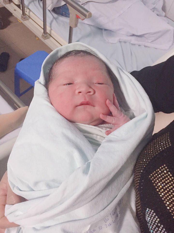 ĐẺ TẠI BỆNH VIỆN BƯU ĐIỆN

Ôi các mẹ ơi.e đã từng đẻ tại bvbđ 2 lần rùi nên e xin review lại cho các mẹ nào chưa biết tham khảo nhé😊
Mẹ nào gần đến ngày sinh muôn con tăng cân tốt thì mom uống cho e sữa ensure ngày 1 cốc nhé👉🏻 lần 2 e mổ chủ động tuần 37 bé đc 3,9kg mà bước sang tháng t8 e mới mua hộp ensure nhỏ để uống đến lúc đẻ mà e bé trộm vía quá ạ😍trong thời kì mang bầu e k uống giọt sữa bầu nào đâu ạ.tầm bổ cũng ít luôn.chỉ hay ăn hoa quả uống nước cam, bưởi, nho đen,ổi....
Đến gần ngày sinh e liên hệ vs bác sĩ là xin mổ chủ động.e đi đẻ trộm vía nhàn tênh à.đi 1m đồ đạc lúc nào gần đẻ a chồng e mới mang vào.mà e sắm đồ đi đẻ cũng nhàn lắm luôn.ai cũng bảo e là chẳng thấy ai đi đẻ như mày😅
Khi đi đẻ các mẹ k phải sắm sửa nhiều đâu ạ,đồ gồm: bỉm mẹ bv phát cho nằm trong gói dịch vụ hết rồi ạ nên các mẹ k phải sắm nhé.các mẹ chỉ mua bỉm mama để dùng khi các mẹ ra viện thôi.bỉm e bé các mẹ nên mua tã dán chứ giờ ở viện họ cũng k dùng tã hay newborn đâu nhé nên mẹ nào chót sắm rồi thì đổi đi cho đỡ phí ạ😄( bỉm e bé bv cũng phát cho tầm 5-6 miếng gì đó nên các mẹ cũng nên mang 1 ít bỉm cho con nhé), quần áo của bé mẹ mang 2-3 bộ thôi ở viện mặc đồ viện hết rồi để hôm bé về thì mặc cho bé,chăn quấn,mũ, khăn xô,khăn ướt,giấy khô,bao tay,bao chân,bông tăm,nước muối sinh lí,rơ lưỡi...k cần mua quấn rốn các mẹ nhé.giờ ở viện bs cũng k dùng đâu cho rốn mau khô ạ👍khăn bông bay,dao,đũa,son để khi bé về nhà nhé🤱
Quần áo của mẹ 1 bộ để mặc về,mẹ k cần mua quần lót giấy đâu nhé.e thấy k cần dùng đến,mang quần lót của mẹ quần lót bầu đóng bỉm mama mẹ nào mổ quần lót đó k chạm đến vết mổ nhé💁‍♀️
👉🏻 về vụ sữa cho co uống khi mẹ chưa có sữa thì cm nên mua sữa nan việt nhé vì sữa thanh của nhật hoặc sữa non cm k nên cho con uống vì những sữa đó nhiều chất bé khó tiêu nên hầu như bé nào cũng hay chớ lắm ạ.như bé nhà e đứa đầu cũng mua sữa Nhật con k tiêu hoá đc bị chớ nhiều nên bs mách mua sữa Nan việt đứa t2 e mua luôn con nhà e trộm vía k nôn chớ gì hết mà 3 bé cùng phòng e mẹ nào cũng sữa thanh của Nhật bé nào cũng chớ nhìu ạ😰
Khi nằm ở viện các mẹ yên tâm có đội ngũ y-bs chăm sóc giờ hành chính cho cả mẹ và con rất tận tình chu đáo nên người nhà ra ngoài hết nhé😂
Mẹ nào mổ thì tính cả ngày mổ đến ngày về là 3 ngày về chiếu 2 lần tia plasma xong là làm thủ tục về luôn đc nhé😊khi đi các mẹ nhớ mang theo giấy xét nghiệm máu nước tiểu giấy khám thai gần nhất,sổ hộ khẩu,cmt photo nhé và nhớ mang 10tr đóng viện phí 3tr phí nổ yêu cầu nha☺️🤪
Có gì cần hỏi các mẹ cứ cmt e rep nhiệt tình vì e cũng đang ở cữ nên rảnh lắm ạ🤣
Chúc các mẹ chuẩn bị lên thớt mẹ tròn con vuông nhé❤️❤️❤️