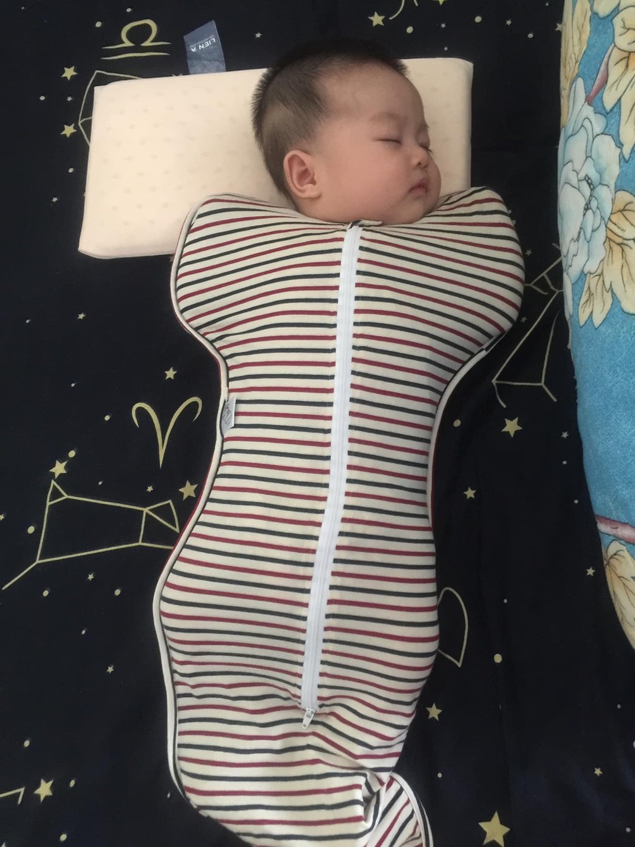 Lại là em đây. Các mom có nhớ em đã mấy lần vào nhóm hỏi các mom kinh nghiệm răn gì uống gì để nhiều sữa k ạ . Thành quả kích sữa của em đây . Cs để các mẹ có động lực ạ 💪
Em vẫn trách bản thân mình là để con uống những giọt sữa đầu đời là sct. Lúc bầu k chịu tìm hiểu gì . K biết 72h đầu sau sinh sữa non nó quan trọng với con như thế nào . Đáng ra lúc ở viện phải mang máy hút sữa vào hút theo cữ k ra sữa cũng phải hút để đỡ tắc tia sữa và con lại được hưởng trọn vẹn sữa non sau khi sinh. Con sinh ra ti mẹ k ra sữa gào khóc rồi phải pha sữa ct cho con . Đẻ thường mà đến 3-4 ngày vẫn chưa thấy sữa về . Lúc về thì tắc tia đau nhức phát sốt phát khóc phải gọi người đến thông . Trong tháng thấy con ti k hết nhưng về sau càng thấy giảm sữa . Tv e vẫn đủ cho con ăn k phải ăn sct vì bé nhà e ăn ít mỗi cữ chỉ 50ml . Lo lúc con lớn k đủ cho con ti em quyết tâm kích sữa và thành quả là đây. Giờ trữ đc kha khá rồi . Bé nhà em chậm tăng kg mn bảo cho ăn thêm sữa ct nhìn con còi đã k ít lần em tìm hiểu sct và vào nhóm tham khảo các mom về sct để cho con ăn nhưng nghĩ đi nghĩ lại lại thôi cố gắng nuôi con smht 6m đầu vì mình tv k thiếu sữa mà . Bé em 3,5m 5kg4 nhưng đc cái tv em cứng cáp và nhanh nhẹn . Gần 3m em đã biết lẫy. Giờ thì toàn chổng mông đẩy chân như muốn trườn. Lúc 2,5m bé lại bị đi ngoài ngày són 5-7 lần. Đi khám thuốc men đủ cả k khỏi sau phải dùng sữa free lactose vì nghi bị bất dung nạp lactose làm em buồn mãi giờ bé vẫn đi ngày 2-3 lần toàn nước nhưng em kệ cho ăn smht và bổ sung Biogaia cho bé thôi .
Tiếc quá tự nhiên camera phòng em bị hỏng thẻ nhớ hay sao á mà k xem lại được video . Để em khoe với các mom giấc ngủ sáng nay của bé nhà em đi ngủ trong vòng 1 nốt nhạc . Đến giờ ỉn ta gắt ngủ gào kinh lắm nhưng mẹ mặc nhộng vào là im ngay bật tiếng ồn trắng bế vác em kên k đầy 1p đặt xuống mắt vẫn mở thao láo mồm vẫn gào chân thì đạp mà chưa đầy 1p sau quay sang đã ngủ ngon lành càng đào rồi . Giờ thì con mẹ nằm vắt chân lướt fb đơi đến giờ hút sữa , bé dậy cho bé tu ti 😍