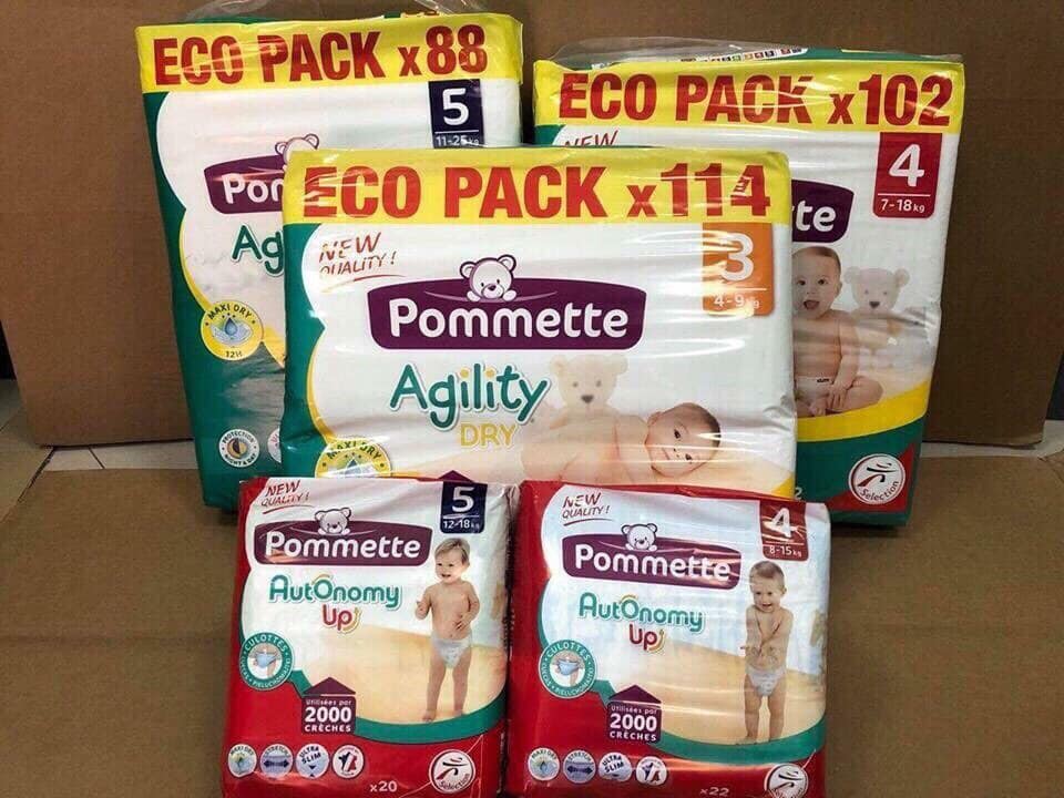 Nhân ngày đẹp trời dùng thử bỉm Pommette của Pháp xem có êm ru xịn mông hơn không? E sẽ review bỉm này cho các bác tham khảo ạ

+ƯU ĐIỂM :
- Bỉm mỏng , mềm , nhẹ.
- Thấm hút tốt, chun đùi bo vừa vặn không bị lằn
- Nhìn phom tưởng nhỏ nhưng không hề, căng chun mềm, co giãn tốt.
- Bề mặt bông mềm mại, ko ráp , khá là thoáng không gây hăm.

+ NHƯỢC ĐIỂM:

- phải bóc phốt cái bỉm này điểm trừ khá nặng đó là không có vạch báo ẩm. Chỉ áng để thay bỉm cho ẻm thoai
- không có chun eo với bỉm dán

Túm quần lại là : dùng mùa hè ổn đoá, giá cũng sàn sàn merries thôi ( đắt hơn 100đ) . Các mẹ có thể sắm thử 1b để trải nghiệm 😆 theo như e là ngày pommette hoặc goon nhật/ đêm merries thế là xịn mông hii