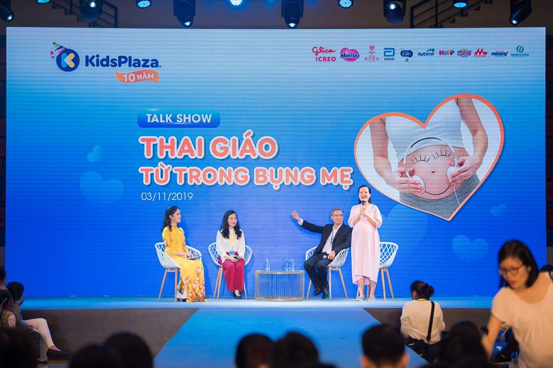 Mình luôn tin, thứ THAI GIÁO tốt nhất, tuyệt nhất cho mọi em bé từ trong bụng mẹ mà bất cứ bà mẹ nào cũng có thể dành cho con, chính là một cơ thể khoẻ mạnh, và tinh thần vui vẻ, lạc quan của MẸ! Bởi chúng ta không thể cho con thứ mà chúng ta không có! Đúng không nào? 

Đây cũng chính là tinh thần của ngày hội dành cho các mẹ bầu cuối tuần vừa rồi do Kids Plaza tổ chức, với sân vận động chật kín thảm yoga, chứng kiến kỷ lục hơn 500 mẹ bầu cùng luyện tập những động tác yoga dành riêng cho bà bầu được hướng dẫn bởi Phó chủ tịch liên đoàn Yoga Châu Á, hiện đang là HLV trưởng đội tuyển Yoga Việt Nam! Mình hàng ngày đều cố gắng dành ra 20-30ph để tự tập yoga ở nhà, nhưng hôm đó được tập cùng hơn 500 mẹ bầu, được hướng dẫn cách kết nối với em bé thông qua các động tác yoga, cảm giác tuyệt vời vô cùng ❤ 

Cám ơn tinh thần cao ngút của hơn 1500 mẹ bầu có mặt tại sự kiện 👏👏👏 Hãy cùng giữ vững tinh thần ấy trong suốt thai kỳ để cùng chào đón những em bé khoẻ mạnh, vui vẻ đến với thế giới nhé ❤