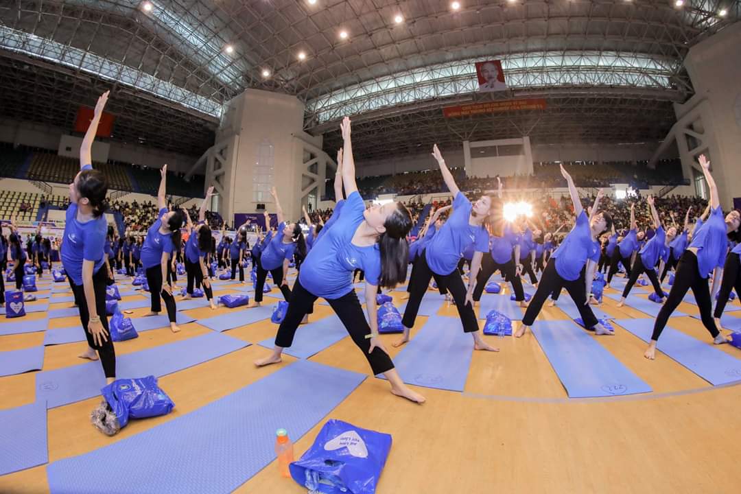 Mình luôn tin, thứ THAI GIÁO tốt nhất, tuyệt nhất cho mọi em bé từ trong bụng mẹ mà bất cứ bà mẹ nào cũng có thể dành cho con, chính là một cơ thể khoẻ mạnh, và tinh thần vui vẻ, lạc quan của MẸ! Bởi chúng ta không thể cho con thứ mà chúng ta không có! Đúng không nào? 

Đây cũng chính là tinh thần của ngày hội dành cho các mẹ bầu cuối tuần vừa rồi do Kids Plaza tổ chức, với sân vận động chật kín thảm yoga, chứng kiến kỷ lục hơn 500 mẹ bầu cùng luyện tập những động tác yoga dành riêng cho bà bầu được hướng dẫn bởi Phó chủ tịch liên đoàn Yoga Châu Á, hiện đang là HLV trưởng đội tuyển Yoga Việt Nam! Mình hàng ngày đều cố gắng dành ra 20-30ph để tự tập yoga ở nhà, nhưng hôm đó được tập cùng hơn 500 mẹ bầu, được hướng dẫn cách kết nối với em bé thông qua các động tác yoga, cảm giác tuyệt vời vô cùng ❤ 

Cám ơn tinh thần cao ngút của hơn 1500 mẹ bầu có mặt tại sự kiện 👏👏👏 Hãy cùng giữ vững tinh thần ấy trong suốt thai kỳ để cùng chào đón những em bé khoẻ mạnh, vui vẻ đến với thế giới nhé ❤