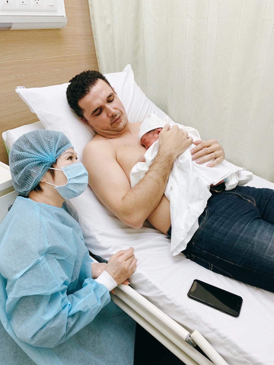 Da kề da với bố nè các mom. Con của MC Phương Mai hihi