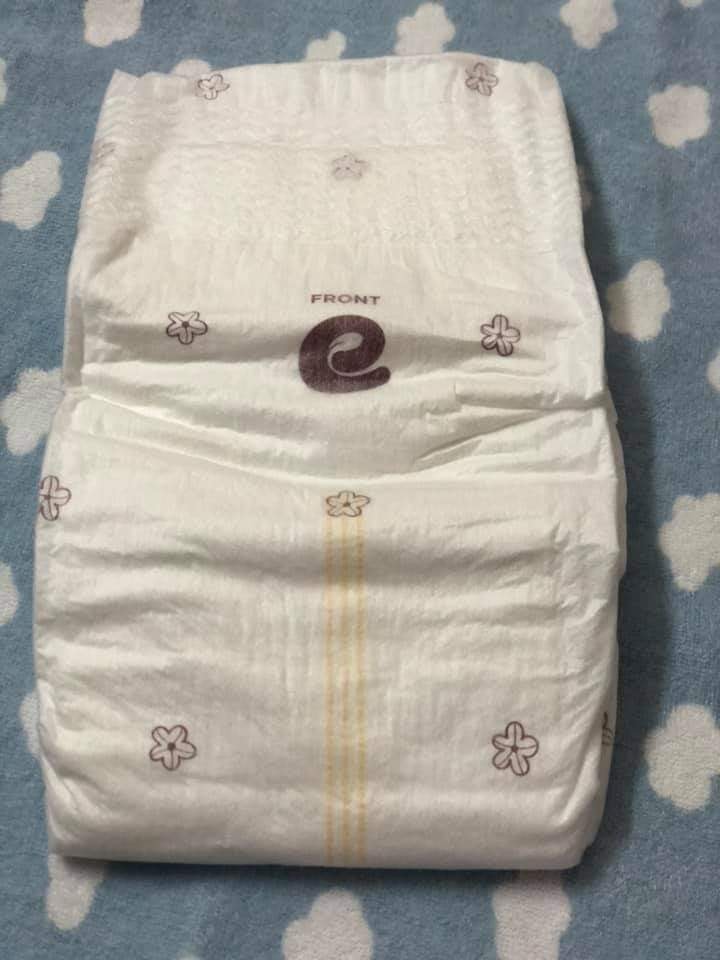 REVIEW BỈM ENBLANC
Việc dùng bỉm gì cho con khá đau đầu vì ai đến thăm cũng kêu "Đừng cho nó dùng bỉm" mà không dùng bỉm giặt đồ RẤT MỎI TAY. Sau khi dùng bỉm ENBLANC thì thấy hoan hỉ thậc sự nên phải review kiếm đồng minh đây ạ.
1. Chất lượng
- Bỉm enblanc siêu mỏng nhẹ, sử dụng công nghệ polymer thấm hút cực nhanh, thoáng khí nên bé không bị bí.
- Rãnh chống tràn 2 bên và chun bao đùi mềm mại, khi bé mặc bỉm ngủ qua đêm không bị vết lằn ở đùi.
- Cạp chun cao, mềm, ôm sát phần bụng nên không sợ lạnh bụng, hở bụng hay bị cà vào bụng khó chịu.

2. Kiểu dáng
- Bỉm enblanc có kiểu dáng hiện đại, đạt tiêu chí thẩm mỹ, mặt ngoài "mướt" mang lại cảm giác thoáng mát.
- Giống như các loại bỉm khác, enblanc có đường báo thay bỉm

3. Hiệu quả kinh tế
Mình mới tiếp cận bỉm Jo và Merries nội địa thì thấy hơi nóng bí, chỉ cần bỉm hơi nặng là mình cho thay luôn, thà đau ví mẹ chứ không làm con khó chịu, tính ra khoảng 2h mình thay 1 bỉm cho bé 3 tháng tuổi.
Khi dùng Enblanc, do độ hút cực tốt nên mỗi ngày bé thay 3 bỉm thôi, thành ra 2 bịch bỉm merries bị dư hoài vì toàn rút enblanc dùng. Giá enblanc tương đương với merries nhưng dùng enblanc chi phí bằng 1/2.

4. Thân thiện với môi trường
Mình vốn nghiện các sp Organic nên cứ thấy organic là ưng ý ngay, bỉm enblanc sử dụng chất liệu 100% organic, đạt tiêu chuẩn KC về độ an toàn cho trẻ.