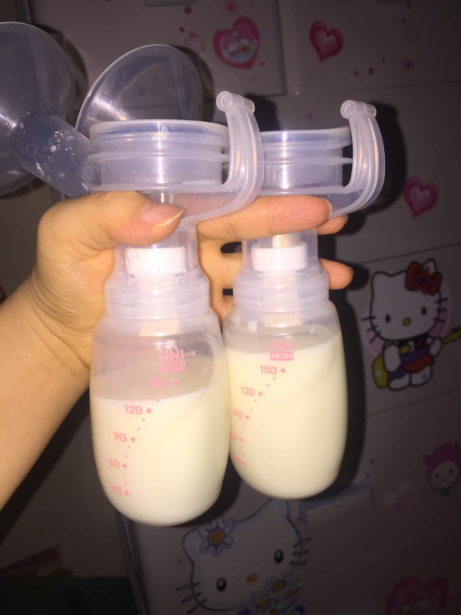 Lại là em đây. Các mom có nhớ em đã mấy lần vào nhóm hỏi các mom kinh nghiệm răn gì uống gì để nhiều sữa k ạ . Thành quả kích sữa của em đây . Cs để các mẹ có động lực ạ 💪
Em vẫn trách bản thân mình là để con uống những giọt sữa đầu đời là sct. Lúc bầu k chịu tìm hiểu gì . K biết 72h đầu sau sinh sữa non nó quan trọng với con như thế nào . Đáng ra lúc ở viện phải mang máy hút sữa vào hút theo cữ k ra sữa cũng phải hút để đỡ tắc tia sữa và con lại được hưởng trọn vẹn sữa non sau khi sinh. Con sinh ra ti mẹ k ra sữa gào khóc rồi phải pha sữa ct cho con . Đẻ thường mà đến 3-4 ngày vẫn chưa thấy sữa về . Lúc về thì tắc tia đau nhức phát sốt phát khóc phải gọi người đến thông . Trong tháng thấy con ti k hết nhưng về sau càng thấy giảm sữa . Tv e vẫn đủ cho con ăn k phải ăn sct vì bé nhà e ăn ít mỗi cữ chỉ 50ml . Lo lúc con lớn k đủ cho con ti em quyết tâm kích sữa và thành quả là đây. Giờ trữ đc kha khá rồi . Bé nhà em chậm tăng kg mn bảo cho ăn thêm sữa ct nhìn con còi đã k ít lần em tìm hiểu sct và vào nhóm tham khảo các mom về sct để cho con ăn nhưng nghĩ đi nghĩ lại lại thôi cố gắng nuôi con smht 6m đầu vì mình tv k thiếu sữa mà . Bé em 3,5m 5kg4 nhưng đc cái tv em cứng cáp và nhanh nhẹn . Gần 3m em đã biết lẫy. Giờ thì toàn chổng mông đẩy chân như muốn trườn. Lúc 2,5m bé lại bị đi ngoài ngày són 5-7 lần. Đi khám thuốc men đủ cả k khỏi sau phải dùng sữa free lactose vì nghi bị bất dung nạp lactose làm em buồn mãi giờ bé vẫn đi ngày 2-3 lần toàn nước nhưng em kệ cho ăn smht và bổ sung Biogaia cho bé thôi .
Tiếc quá tự nhiên camera phòng em bị hỏng thẻ nhớ hay sao á mà k xem lại được video . Để em khoe với các mom giấc ngủ sáng nay của bé nhà em đi ngủ trong vòng 1 nốt nhạc . Đến giờ ỉn ta gắt ngủ gào kinh lắm nhưng mẹ mặc nhộng vào là im ngay bật tiếng ồn trắng bế vác em kên k đầy 1p đặt xuống mắt vẫn mở thao láo mồm vẫn gào chân thì đạp mà chưa đầy 1p sau quay sang đã ngủ ngon lành càng đào rồi . Giờ thì con mẹ nằm vắt chân lướt fb đơi đến giờ hút sữa , bé dậy cho bé tu ti 😍