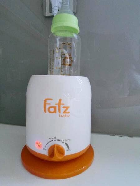 Hôm trước Hà có chia sẻ về chủ đề hâm sữa cho con và rất nhiều mẹ hỏi Hà về sản phẩm Hà đang dùng nên như đã hứa nay Hà sẽ review chi tiết về máy hâm sữa Fatz mà Hà sử dụng nha.

Hà mua máy ở siêu thị mẹ và bé. Máy hâm sữa Fatz có 4 chức năng đó là: hâm sữa, hâm thức ăn, tiệt trùng bình sữa và vắt cam.
- Về chức năng hâm sữa (40 độ): Đây là chức năng chính của máy hâm sữa, mình cho bình sữa vào, cài đặt chuẩn 40 độ, đợi từ 6-10 phút sữa ấm thì máy sẽ tự ngắt. Tuy nhiên kinh nghiệm của Hà khi sử dụng máy là nên hâm thêm một lúc nữa khi máy ngắt vì thời gian của máy được cài đặt cho điều kiện tiêu chuẩn và nhiệt độ của sữa là 25 độ. Sữa mới bỏ từ ngăn mát ra nên sẽ lạnh hơn so với 25 độ nên mình nên hâm thêm để sữa ấm nha mọi người ơi.
- Chức năng hâm thức ăn (70 độ) cũng rất tiện lợi. Khi con đến tuổi ăn dặm mình chỉ cần lấy lượng thức ăn đủ dùng cho vào hâm thôi, rất đơn giản.
- 2 chức năng khác là tiệt trùng bình sữa (100 độ) và vắt cam cũng khá hữu ích. Nếu có điều kiện thì mọi người nên mua riêng máy tiệt trùng. Còn dùng máy hâm sữa để tiệt trùng thì các bạn làm như sau: Úp ngược bình sữa vào trong khoang máy, vặn đến chế độ tiệt trùng 100 độ C để hơi nước tỏa vào trong bình sữa và tiệt trùng bình
- Máy Fatz này khá nhỏ gọn, phù hợp với các loại bình sữa có trên thị trường, và dễ dàng mang đi xa. Máy làm từ nhựa BPA, an toàn cho cả trẻ sơ sinh.

Hà hướng dẫn chi tiết các công đoạn của quá trình hâm sữa bên dưới nha, có hình ảnh minh họa luôn, nhà mình cứ làm theo thôi, đơn giản vô cùng.
- Đầu tiên là kiểm tra xem nút điều khiển có đang ở chế độ OFF hay không.
- Tiếp theo là đổ nước sạch vào khay chứa bình, chạm vạch 110ml là được.
- Đặt bình sữa vào máy hâm sữa.
- Xoay núm vặn đến nhiệt độ mong muốn, hâm sữa thì 40 độ C, hâm nóng thức ăn thì chọn 70 độ C, còn tiệt trùng bình thì mình xoay đến 100 độ C.
- Mọi người nhìn thấy đèn đỏ bật sáng là được rồi, cứ yên tâm máy sẽ tự ngắt đèn khi đã hâm sữa xong.
- Sau khi đã hâm ấm bình sữa, máy cũng sẽ tự động chuyển sang chế độ giữ ấm.
- Cuối cùng là rút điện sau khi sử dụng.
Nhược điểm của máy Fatz theo Hà đó là mình phải đổ nước vào khi hâm nóng, giữ nhiệt hay tiệt trùng bình, nên khi sử dụng phải lưu ý bổ sung thêm nước nếu cạn và thay nước mỗi ngày để đảm bảo vệ sinh.

Ngoài máy hâm sữa thì Fatz còn có thêm máy hâm nước để pha sữa, máy này có bộ điều nhiệt giúp mình cài đặt nhiệt độ chính xác nên luôn có nước ấm thích hợp để pha sữa, nhất là mấy lúc nửa đêm phải thức dậy pha sữa cho con. Các mẹ cho con bú sữa công thức có thể tham khảo nhé.

Chúc cả nhà chăm con khỏe, nuôi dạy con thông minh. ✌️