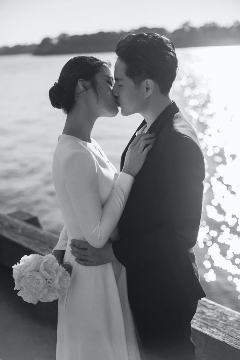 CẢM XÚC 
Đối với Nhi mọi thứ đều xuất phát từ cảm xúc...❤
Nhi mong muốn được tự tay làm tất cả những điều mình có thể...chắc đây sẽ là một đội chụp hình cưới ít người nhất từ trước đến nay mà mọi người biết nhỉ? ^^ Chỉ vỏn vẹn có cô dâu, chú rể, anh chàng chụp ảnh và cậu bé lo quần áo 🥰❤ 
Vì cảm xúc nên Nhi muốn tự lên ý tưởng cho bộ hình cưới của mình ❤
Vì cảm xúc nên Nhi muốn tự bó những bông hoa cầm tay 🥰
Vì cảm xúc nên Nhi đã tự chỉnh trang cho bản thân và cho người mình thương ❤
Cứ thế cùng 2 người em...4 người đã rong ruổi khắp nơi trên thành phố Sydney, cứ đi rồi nghỉ, rồi lại đi 😊 Ngồi nghĩ lại mới thấy, trong những khoảnh khắc quan trọng nhất đời mình, chỉ cần những người đủ yêu, đủ hiểu là đã có thể tạo nên những bức hình thật cảm xúc đối với mình ❤❤❤ Cám ơn gia đình ❤
Đến ngày hôm nay khi xem lại những bức ảnh được lồng ghép trong bài nhạc quá đỗi ngọt ngào của người em Vương Anh Tú mà cứ cười tủm tỉm...hóa ra tình yêu của mình cũng dễ thương ghê 🥰🥰🥰 
4 năm sau ca khúc Ta Là Của Nhau thì ngày hôm nay ca khúc Ngày Đôi Ta Là Của Nhau ra đời như một dấu ấn, khi Nhi và anh Thắng chuẩn bị bước vào một giai đoạn mới của cả hai. Sẽ có những chặng đường mới, những thử thách mà cả hai sẽ không biết trước được...chỉ cần.."...đừng suy nghĩ, hãy cùng đi, chiếc nhẫn này anh xin hứa bất cứ gì..." và Nhi luôn tin vào điều đó ❤❤
https://youtu.be/8tvbr1bYmJM
#NgayDoiTaLaCuaNhau