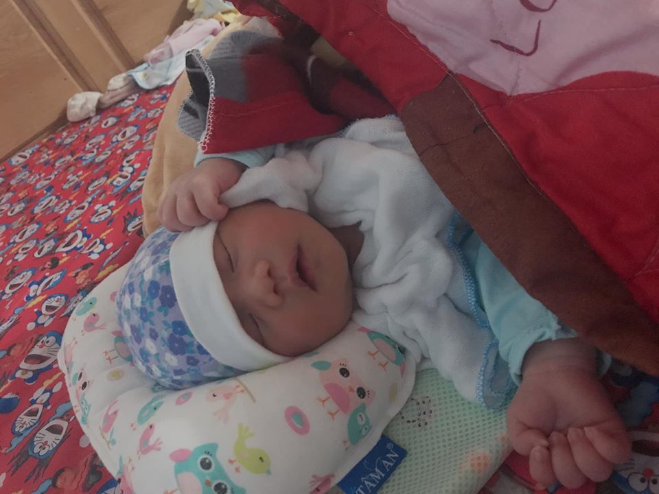 Ỉn 6/11 , ngóng mãi thì 3/11 e cũng ra với bố mẹ rồi ak 😄 dọa sinh non tụt thấp từ tuần 29, kiêng đi lại mất một tháng , cuối cùng e vẫn đợi đủ ngày đủ tháng mới ra với bố mẹ 😌
Rảnh rỗi nên ngồi kể lại chuyện e đi sinh 🤣 nghĩ lại mà e vẫn k ngờ là mình lại dễ đẻ đến thế 🤣
Ck e còn bảo e đi đẻ nhanh hơn cả đi ị 😂
- 2h sáng e đang ngủ tự nhiên thấy buồn đi vệ sinh , dậy vừa đi đến cửa nhà vệ sinh thì thấy nước ở đâu chảy xuống chân , thiết nghĩ chắc k kịp đi nên nó tràn ra 🤣 vừa ngồi xuống để vệ sinh nốt thì thấy ào 1 cái , ối trời ơi nước ở đâu mà nhiều thế 🤣 vẫn tỉnh táo và gọi Ck ơi Ck ơi vợ vỡ ối rồi 🤣Ck vụng dậy nghe vẻ khoái khoái vì cuối cùng ngày gặp con cũng đã đến 🤣 Ck bảo chuẩn bị để lên viện nha vợ 🤣 mình thì vẫn rất bình tĩnh bảo thoii để trời sáng thì lên Ck à , giờ mới có 2h sáng 🤣 vẫn chần chừ ngồi nghỉ ngơi nghịch điện thoại ,mãi sau Ck mới chuẩn bị đồ để lên viện , con vợ thì vẫn rất bình tĩnh tắm rửa sạch sẽ chuẩn bị tinh thần lên đường 🤣 mãi sau 4h mới hơi hơi râm râm đau bụng 🤣 bắt đầu lúc đó anh chồng mới đi lấy xe oto để đưa vợ lên viện , lên đến viện là 5h sáng 🤣 vẫn rất bình tĩnh tự tin 😉 lên bàn khám mở 3p rồi , bắt đầu đi siêu âm lấy nước tiểu , xong một lúc sau khám tiếp đã mở 7p rồi ( chỉ hơi đau thoii ) xong Ck đi mua cho hai quả trứng một dây sữa , ngồi chén no ,rồi thỉnh thoảng có cơn đau dồn dập , đến lúc buồn rặn quá kêu mẹ đi gọi c đỡ đẻ ,lên bàn đẻ khám thì mở hết rồi , c đỡ đẻ bảo e ơi rặn đi ,rặn đúng ba hơi 🤣 ôi ra rồi ra rồi e ơi 🤣 nhẹ nhõm hẳn , nhìn con mà hạnh phúc quá ! Chị đỡ đẻ bảo con này đẻ nhanh quá , k nhõng nhẽo kêu gào như những người khác 🤣 ok em can đảm lắm hâhhahaha
Đến lúc khâu thì e k còn đủ can đảm nữa vẫn gào vài tiếng cho không khí nó nhộn nhịp 🤣 c kế bên thì gào om lên ôi sao tôi khổ thế này 🤣 mình vẫn còn k nhịn nổi cười , vẫn phải cười nhẹ 1 cái 🤣
Xong Tí lại hỏi c ơi xong chưa , c ơi xong chưa , 🤣
C lại bảo : 5p nữa thoii em , cố lên nhé ! Sắp được về gặp con r
Vâng e đang rất cố , và cuối cùng cũng xong ! 🤣 đi đẻ như đi chơi là có thật 😌
Ỉn nhà e là con trai , được có 3kg1 thoii ạ😋 trộm vía ăn ngon ngủ kĩ , được 12days rồi ak ❤️
Chúc các mom có 1 thai kì khỏe mạnh , mẹ tròn con vuông nhé ạ 😉
Sau bao ngày lo lắng thì e cũng mẹ tròn con vuông rồi a ❤️