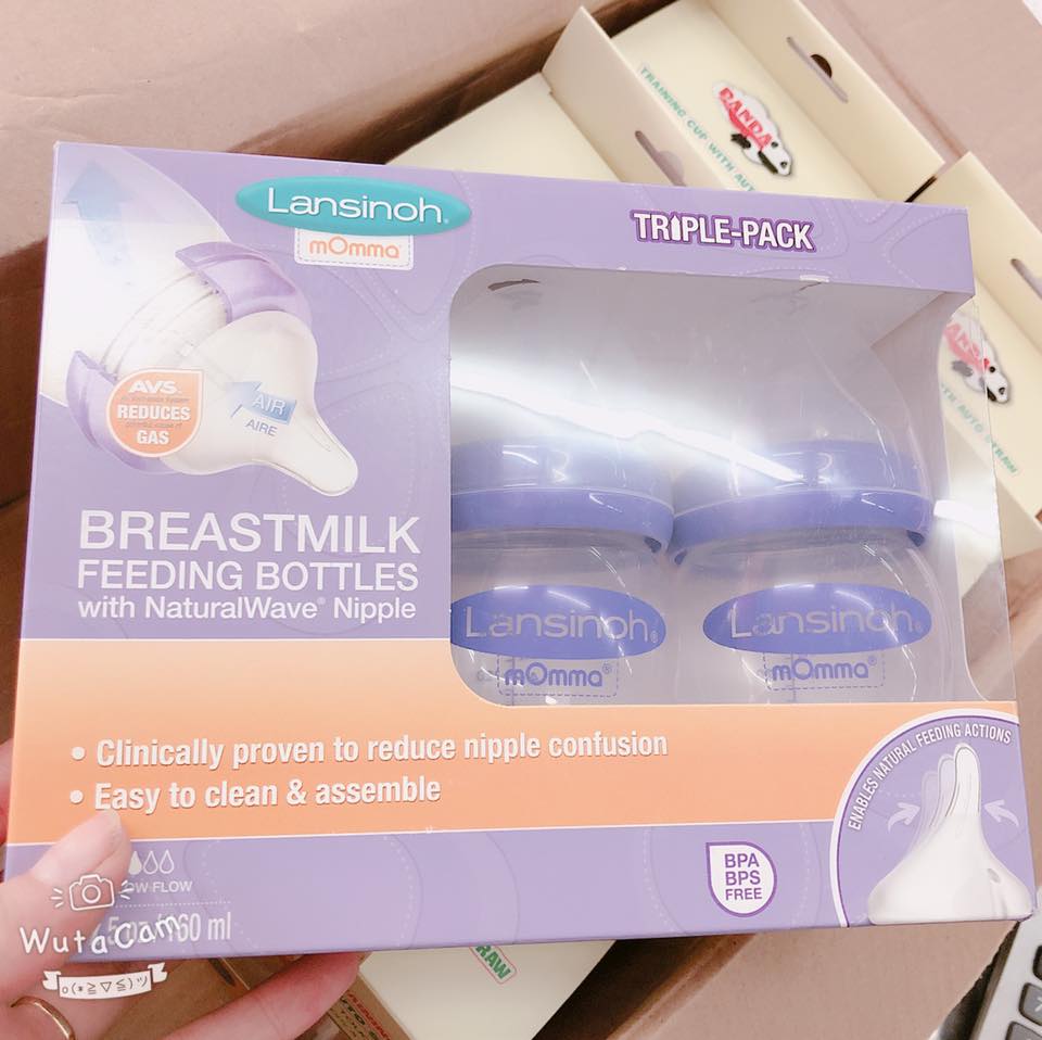 Bình Lansinoh
Góc review Bình thần thánh dành cho bé ko chịu ti bình
--------------------
So sánh giữa Lansinoh và Pigeon: độ thần thánh ngang ngửa nhau.
☑️ Hình thức:
- Lan chỉ đơn giản, Pi nhiều mẫu bắt mắt hơn
- Lan 240ml gọn gàng hơn Pi, dùng cho bé sơ sinh ăn >160ml thì nhỏ nhắn phù hợp hơn. Pi 240ml dài quá cầm khó kiểm soát với bé sơ sinh. Thêm nữa, bình Lan siêu nhẹ.
☑️ Độ mềm núm vú
- Công bằng mà nói núm của Lan mềm hơn Pi nhiều. Phải nói là mềm oặt.
Núm vú NaturalWave cho phép bé tham gia vào các hoạt động bú tự nhiên tương tự được ăn từ ti mẹ, có nghĩa là một quá trình chuyển đổi trơn tru từ vú chai và ngược lại. NaturalWave Nipple được làm 100% từ silicone siêu mềm dẻo có độ bền cao, có thể xoay chuyển mọi hướng trong miệng bé, co giãn và kéo dài ra.
Cái này giống ti mẹ vì bé nó thể nút dài ra như nghịch ti mẹ vậy à.
☑️ Độ nhẹ và dễ cầm:
- Lan siêu nhẹ nhé, với bình sữa vơi vơi bé có thể tự cầm, áp lực độ nặng xuống miệng bé đỡ hơn Pi.
- Pi nặng hơn một chút. Và cả 2 bình đều có thiết kế cong nhẹ chỗ tay cầm, nhưng bình Lan cong mềm mại dễ cầm hơn.
☑️ Tiếng rít rít lỗ khí
- Pi tiếng rít rất to. Lan thì lực bé mút thật mạnh mới nghe thấy tiếng rít.
Đặc biệt, hệ thống thông gió không khí (AVS) trên bình Lan sẽ làm giảm lượng không khí, loại bỏ nguyên nhân gây đau bụng cho bé.
☑️ Chịu nhiệt:
- Pi chịu nhiệt tốt hơn (180 độ), Lan kém hơn (110 độ)
☑️ Chất liệu:
- Pi chất liệu nhựa PPSU cao cấp, màu mật ong. Rơi mạnh có thể nứt vỡ.
- Lan chất liệu PP, trắng nhờ. Cả 2 đều là loại nhựa ko có BPA. Ném thoải mái ko lo vỡ.

☑️ Độ tiện lợi:
- Bật mí với các mẹ là núm Lan vừa bình Pi và ngược lại nhé. Nên mẹ nào đã có Pi, chỉ mua núm dùng thử cho tiết kiệm thì ở các cửa hàng mẹ và bé đều có. Bình nào thì mẹ cũng nên nhớ 3 tháng nên thay 1 lần dù dùng ít hay thường xuyên

Về giá cả thì các mẹ khỏi phải lo , giá mềm hơn pi nhiều ạ