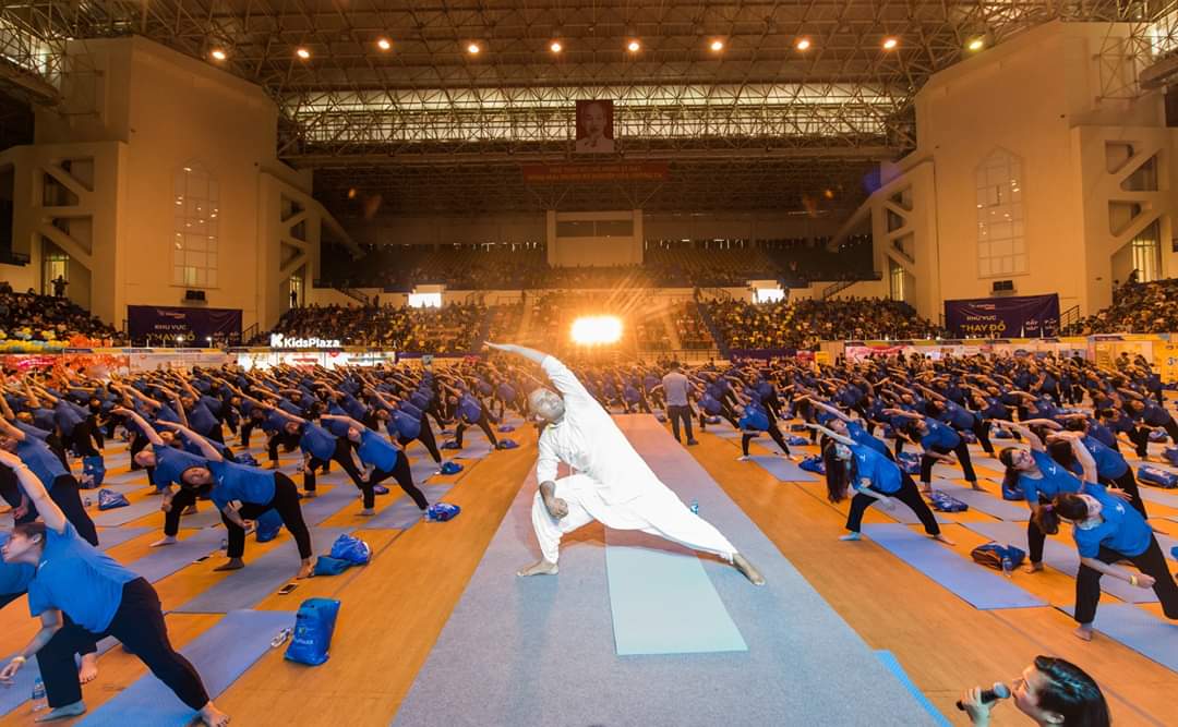 Mình luôn tin, thứ THAI GIÁO tốt nhất, tuyệt nhất cho mọi em bé từ trong bụng mẹ mà bất cứ bà mẹ nào cũng có thể dành cho con, chính là một cơ thể khoẻ mạnh, và tinh thần vui vẻ, lạc quan của MẸ! Bởi chúng ta không thể cho con thứ mà chúng ta không có! Đúng không nào? 

Đây cũng chính là tinh thần của ngày hội dành cho các mẹ bầu cuối tuần vừa rồi do Kids Plaza tổ chức, với sân vận động chật kín thảm yoga, chứng kiến kỷ lục hơn 500 mẹ bầu cùng luyện tập những động tác yoga dành riêng cho bà bầu được hướng dẫn bởi Phó chủ tịch liên đoàn Yoga Châu Á, hiện đang là HLV trưởng đội tuyển Yoga Việt Nam! Mình hàng ngày đều cố gắng dành ra 20-30ph để tự tập yoga ở nhà, nhưng hôm đó được tập cùng hơn 500 mẹ bầu, được hướng dẫn cách kết nối với em bé thông qua các động tác yoga, cảm giác tuyệt vời vô cùng ❤ 

Cám ơn tinh thần cao ngút của hơn 1500 mẹ bầu có mặt tại sự kiện 👏👏👏 Hãy cùng giữ vững tinh thần ấy trong suốt thai kỳ để cùng chào đón những em bé khoẻ mạnh, vui vẻ đến với thế giới nhé ❤