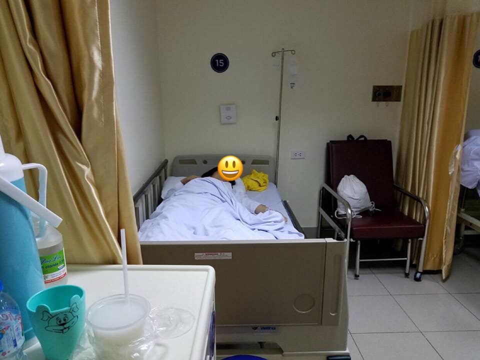 Hôm nay vào viện phụ sản thăm cháu mới sinh, ngồi hành lang gặp trường hợp nhà chị này nhập viện sinh mổ, bác sỹ nói vs ng nhà là qua khám thì con ổn, còn mẹ dễ bị thiếu máu trong khi mổ, nguy cơ mất máu thiếu máu cao, ng nhà nên tìm sẵn ng cùng nhóm máu để chuẩn bị tiếp khi cần, nếu ko tìm đc ai thì đăng ký mua máu tiếp chuẩn bị trước. Sau 1 hồi thì ng nhà ko ai hợp thế là anh chồng vs nhà chồng quyết định thôi đánh liều cứ mổ mà ko cần chuẩn bị máu. Bs bắt ký giấy cam kết, nếu sảy ra rủi ro gia đình chịu hoàn toàn trách nhiệm vì đã thông báo trước, cũng ký luôn ko chần chừ
Thế là cuối cùng mổ mà ko chuẩn bị máu để đề phòng trg hợp rủi ro, cũng may ko sao
Mổ xong đẩy xe ra anh chồng hồ hởi khoe với mọi ng " đấy, cứ liều lại ngon, nghe bsy có phải mất mấy triệu tiền mua máu ko " 🥴🥴 Nghe sao nó chua sót 😑
Thề, chắc chị ấy phải tu 10 kiếp với lấy đc người chồng với nhà chồng sao mà tốt với thật lòng thế 😂, chỉ tội chị ấy trong phòng mổ chẳng biết sự việc ở ngoài nó ra sao 🥴
Thực sự em dám cá loại ck như này nếu vợ có chẳng may nằm xuống, thì mộ chưa chắc kịp mọc cỏ, thuyền anh đã lại ra khơi quăng mẻ lưới khác rồi 😳
Thế nên phụ nữ phải tự kiếm tiền, làm chủ cs của mình đi, nói tiền ko quan trọng là nói dối, có tiền mới là có tất đó chị em 👌

Ảnh mang tc minh hoạ