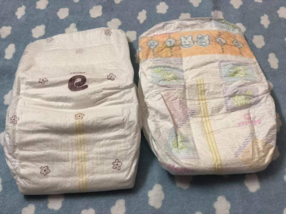 REVIEW BỈM ENBLANC
Việc dùng bỉm gì cho con khá đau đầu vì ai đến thăm cũng kêu "Đừng cho nó dùng bỉm" mà không dùng bỉm giặt đồ RẤT MỎI TAY. Sau khi dùng bỉm ENBLANC thì thấy hoan hỉ thậc sự nên phải review kiếm đồng minh đây ạ.
1. Chất lượng
- Bỉm enblanc siêu mỏng nhẹ, sử dụng công nghệ polymer thấm hút cực nhanh, thoáng khí nên bé không bị bí.
- Rãnh chống tràn 2 bên và chun bao đùi mềm mại, khi bé mặc bỉm ngủ qua đêm không bị vết lằn ở đùi.
- Cạp chun cao, mềm, ôm sát phần bụng nên không sợ lạnh bụng, hở bụng hay bị cà vào bụng khó chịu.

2. Kiểu dáng
- Bỉm enblanc có kiểu dáng hiện đại, đạt tiêu chí thẩm mỹ, mặt ngoài "mướt" mang lại cảm giác thoáng mát.
- Giống như các loại bỉm khác, enblanc có đường báo thay bỉm

3. Hiệu quả kinh tế
Mình mới tiếp cận bỉm Jo và Merries nội địa thì thấy hơi nóng bí, chỉ cần bỉm hơi nặng là mình cho thay luôn, thà đau ví mẹ chứ không làm con khó chịu, tính ra khoảng 2h mình thay 1 bỉm cho bé 3 tháng tuổi.
Khi dùng Enblanc, do độ hút cực tốt nên mỗi ngày bé thay 3 bỉm thôi, thành ra 2 bịch bỉm merries bị dư hoài vì toàn rút enblanc dùng. Giá enblanc tương đương với merries nhưng dùng enblanc chi phí bằng 1/2.

4. Thân thiện với môi trường
Mình vốn nghiện các sp Organic nên cứ thấy organic là ưng ý ngay, bỉm enblanc sử dụng chất liệu 100% organic, đạt tiêu chuẩn KC về độ an toàn cho trẻ.