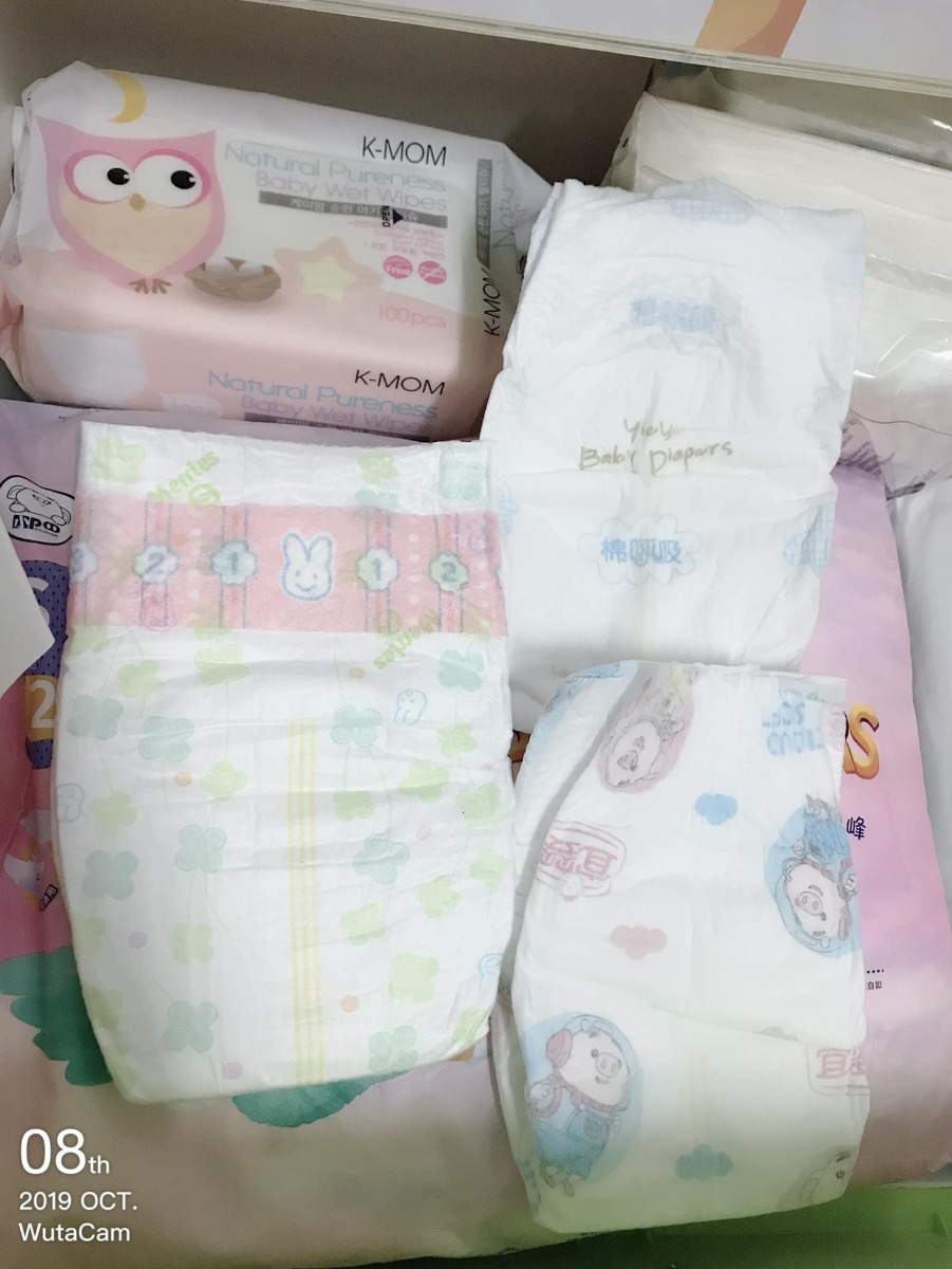 📛📛📛 Góc review bỉm 📛📛📛

Nhím xài ko dưới 5 loại bỉm nào là bobby, yubest, pamper, yiying, moony, merries, momo rabit....

🔅pải nói xài tốt nhất là dòng momo rabit - dòng cao cấp nội địa Hàn cơ mà giá cực kỳ chát size S 8k/1 miếng 😂😂😂 ( đúng là đắt sắc ra miếng mà ) nên e chỉ mua về xài thử cho biết thôi.

💋💋💋Ngoài rabit ra thì e thấy chẳng thằng nào qua nổi Merries - ko hổ danh bỉm đứng đầu trong tất cả loại bỉm
Xài siêu thích mềm mịn và đặc biệt ko bị vón cục . Nhưng xài tả dán thôi nhé , chứ tả quần của merries vừa mắc mà e thấy nó bị vón cục. Tả dán merries size S tầm 4,5k -> 5k/ 1 miếng

😻😻😻Nhưng ưng ý nhất vẫn là yiying - nội địa trung. Nghe Trung có vẻ sợ sợ nhỉ. Mà thật ra hầu hết đồ dùng của mình đều made in china 🤣🤣🤣. Mà mấy hàng nội địa xài siêu thích í từ quần áo đến đồ điện tử, em là chuyên gia order về dùng. Nên mấy mom cũng đừng kỳ thị quá. Bỉm yiying này là dòng nội địa trung sản xuất theo tiêu chuẩn Châu Âu nên mấy mom cứ yên tâm.

✅Yiying hả?? Mỏng nhất trong tất tần tật xác loại bỉm, mỏng le mỏng lét mà thấm hút tốt phết. Giá yiying thường tầm 3k5/1 miếng.
Yiying baby cao cấp hơn tầm 3k9/1 miếng , yiying baby hình con heo iu lắm luôn, phiên bản độc quyền cho năm con heo này. Giá rẻ màn chất lượng gần bằng merries lun rồi, dòng này ăn đứt bobby.

⭐️Còn đúng chuẩn tiêu chí ngon - bổ - rẻ thì phải nói đến yubest xài ngang bobby mà giá chỉ tầm 1k7- 2k/1 miếng với loại thường, loại yubest angle thì mắc hơn xíu tấm 2k5 . Pải nói là rẻ khiếp

🙂🙂🙂Đấy là cảm nhận của em sau khi dùng cả mớ bỉm. Còn cảm nhận của Nhím thì pải đợi Nhím biết nói mới hỏi đc . Hehe