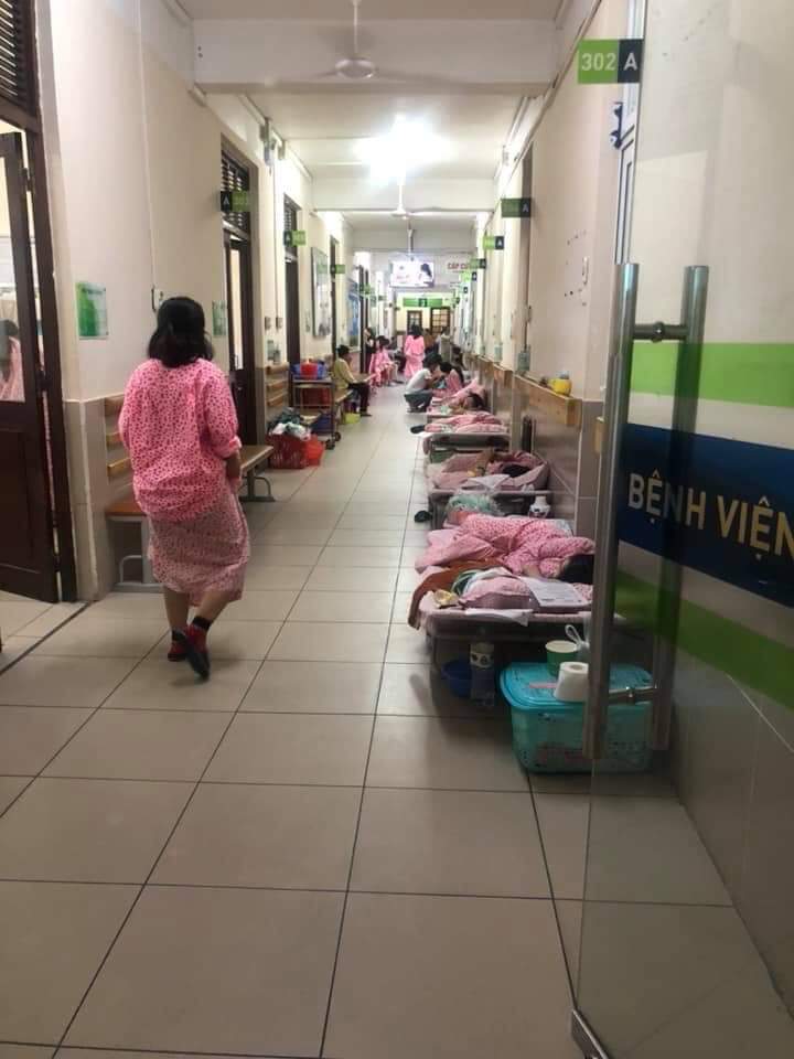 Các mom đẻ bưu điện đợt này có quá tải lắm k? Em nhìn cái ảnh bên pshn 1 mom vừa đẻ up lên mà ngán quá 😢