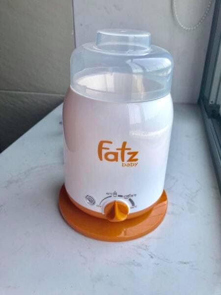Hôm trước Hà có chia sẻ về chủ đề hâm sữa cho con và rất nhiều mẹ hỏi Hà về sản phẩm Hà đang dùng nên như đã hứa nay Hà sẽ review chi tiết về máy hâm sữa Fatz mà Hà sử dụng nha.

Hà mua máy ở siêu thị mẹ và bé. Máy hâm sữa Fatz có 4 chức năng đó là: hâm sữa, hâm thức ăn, tiệt trùng bình sữa và vắt cam.
- Về chức năng hâm sữa (40 độ): Đây là chức năng chính của máy hâm sữa, mình cho bình sữa vào, cài đặt chuẩn 40 độ, đợi từ 6-10 phút sữa ấm thì máy sẽ tự ngắt. Tuy nhiên kinh nghiệm của Hà khi sử dụng máy là nên hâm thêm một lúc nữa khi máy ngắt vì thời gian của máy được cài đặt cho điều kiện tiêu chuẩn và nhiệt độ của sữa là 25 độ. Sữa mới bỏ từ ngăn mát ra nên sẽ lạnh hơn so với 25 độ nên mình nên hâm thêm để sữa ấm nha mọi người ơi.
- Chức năng hâm thức ăn (70 độ) cũng rất tiện lợi. Khi con đến tuổi ăn dặm mình chỉ cần lấy lượng thức ăn đủ dùng cho vào hâm thôi, rất đơn giản.
- 2 chức năng khác là tiệt trùng bình sữa (100 độ) và vắt cam cũng khá hữu ích. Nếu có điều kiện thì mọi người nên mua riêng máy tiệt trùng. Còn dùng máy hâm sữa để tiệt trùng thì các bạn làm như sau: Úp ngược bình sữa vào trong khoang máy, vặn đến chế độ tiệt trùng 100 độ C để hơi nước tỏa vào trong bình sữa và tiệt trùng bình
- Máy Fatz này khá nhỏ gọn, phù hợp với các loại bình sữa có trên thị trường, và dễ dàng mang đi xa. Máy làm từ nhựa BPA, an toàn cho cả trẻ sơ sinh.

Hà hướng dẫn chi tiết các công đoạn của quá trình hâm sữa bên dưới nha, có hình ảnh minh họa luôn, nhà mình cứ làm theo thôi, đơn giản vô cùng.
- Đầu tiên là kiểm tra xem nút điều khiển có đang ở chế độ OFF hay không.
- Tiếp theo là đổ nước sạch vào khay chứa bình, chạm vạch 110ml là được.
- Đặt bình sữa vào máy hâm sữa.
- Xoay núm vặn đến nhiệt độ mong muốn, hâm sữa thì 40 độ C, hâm nóng thức ăn thì chọn 70 độ C, còn tiệt trùng bình thì mình xoay đến 100 độ C.
- Mọi người nhìn thấy đèn đỏ bật sáng là được rồi, cứ yên tâm máy sẽ tự ngắt đèn khi đã hâm sữa xong.
- Sau khi đã hâm ấm bình sữa, máy cũng sẽ tự động chuyển sang chế độ giữ ấm.
- Cuối cùng là rút điện sau khi sử dụng.
Nhược điểm của máy Fatz theo Hà đó là mình phải đổ nước vào khi hâm nóng, giữ nhiệt hay tiệt trùng bình, nên khi sử dụng phải lưu ý bổ sung thêm nước nếu cạn và thay nước mỗi ngày để đảm bảo vệ sinh.

Ngoài máy hâm sữa thì Fatz còn có thêm máy hâm nước để pha sữa, máy này có bộ điều nhiệt giúp mình cài đặt nhiệt độ chính xác nên luôn có nước ấm thích hợp để pha sữa, nhất là mấy lúc nửa đêm phải thức dậy pha sữa cho con. Các mẹ cho con bú sữa công thức có thể tham khảo nhé.

Chúc cả nhà chăm con khỏe, nuôi dạy con thông minh. ✌️