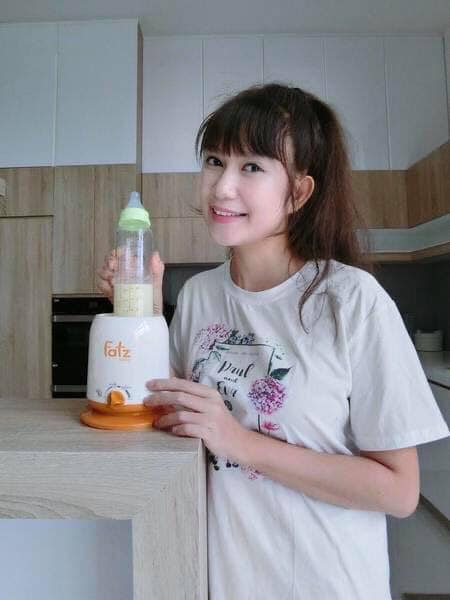 Hôm trước Hà có chia sẻ về chủ đề hâm sữa cho con và rất nhiều mẹ hỏi Hà về sản phẩm Hà đang dùng nên như đã hứa nay Hà sẽ review chi tiết về máy hâm sữa Fatz mà Hà sử dụng nha.

Hà mua máy ở siêu thị mẹ và bé. Máy hâm sữa Fatz có 4 chức năng đó là: hâm sữa, hâm thức ăn, tiệt trùng bình sữa và vắt cam.
- Về chức năng hâm sữa (40 độ): Đây là chức năng chính của máy hâm sữa, mình cho bình sữa vào, cài đặt chuẩn 40 độ, đợi từ 6-10 phút sữa ấm thì máy sẽ tự ngắt. Tuy nhiên kinh nghiệm của Hà khi sử dụng máy là nên hâm thêm một lúc nữa khi máy ngắt vì thời gian của máy được cài đặt cho điều kiện tiêu chuẩn và nhiệt độ của sữa là 25 độ. Sữa mới bỏ từ ngăn mát ra nên sẽ lạnh hơn so với 25 độ nên mình nên hâm thêm để sữa ấm nha mọi người ơi.
- Chức năng hâm thức ăn (70 độ) cũng rất tiện lợi. Khi con đến tuổi ăn dặm mình chỉ cần lấy lượng thức ăn đủ dùng cho vào hâm thôi, rất đơn giản.
- 2 chức năng khác là tiệt trùng bình sữa (100 độ) và vắt cam cũng khá hữu ích. Nếu có điều kiện thì mọi người nên mua riêng máy tiệt trùng. Còn dùng máy hâm sữa để tiệt trùng thì các bạn làm như sau: Úp ngược bình sữa vào trong khoang máy, vặn đến chế độ tiệt trùng 100 độ C để hơi nước tỏa vào trong bình sữa và tiệt trùng bình
- Máy Fatz này khá nhỏ gọn, phù hợp với các loại bình sữa có trên thị trường, và dễ dàng mang đi xa. Máy làm từ nhựa BPA, an toàn cho cả trẻ sơ sinh.

Hà hướng dẫn chi tiết các công đoạn của quá trình hâm sữa bên dưới nha, có hình ảnh minh họa luôn, nhà mình cứ làm theo thôi, đơn giản vô cùng.
- Đầu tiên là kiểm tra xem nút điều khiển có đang ở chế độ OFF hay không.
- Tiếp theo là đổ nước sạch vào khay chứa bình, chạm vạch 110ml là được.
- Đặt bình sữa vào máy hâm sữa.
- Xoay núm vặn đến nhiệt độ mong muốn, hâm sữa thì 40 độ C, hâm nóng thức ăn thì chọn 70 độ C, còn tiệt trùng bình thì mình xoay đến 100 độ C.
- Mọi người nhìn thấy đèn đỏ bật sáng là được rồi, cứ yên tâm máy sẽ tự ngắt đèn khi đã hâm sữa xong.
- Sau khi đã hâm ấm bình sữa, máy cũng sẽ tự động chuyển sang chế độ giữ ấm.
- Cuối cùng là rút điện sau khi sử dụng.
Nhược điểm của máy Fatz theo Hà đó là mình phải đổ nước vào khi hâm nóng, giữ nhiệt hay tiệt trùng bình, nên khi sử dụng phải lưu ý bổ sung thêm nước nếu cạn và thay nước mỗi ngày để đảm bảo vệ sinh.

Ngoài máy hâm sữa thì Fatz còn có thêm máy hâm nước để pha sữa, máy này có bộ điều nhiệt giúp mình cài đặt nhiệt độ chính xác nên luôn có nước ấm thích hợp để pha sữa, nhất là mấy lúc nửa đêm phải thức dậy pha sữa cho con. Các mẹ cho con bú sữa công thức có thể tham khảo nhé.

Chúc cả nhà chăm con khỏe, nuôi dạy con thông minh. ✌️