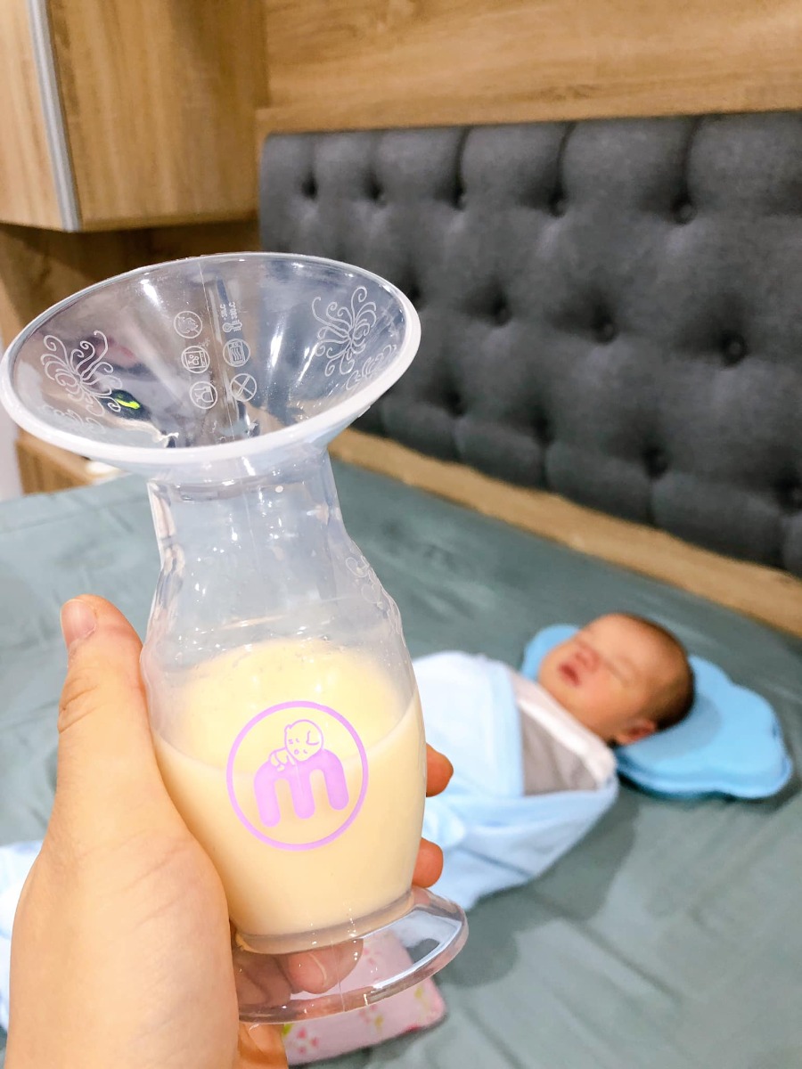 Cái cốc/bình hứng sữa kiêm hút sữa này lợi hại cực!!!!

Mình không rõ là do ai phát minh, có từ bao giờ, chỉ thấy hơi tiếc là mãi đến bạn Ruốc mình mới biết đến! Bình này làm bằng silicon y tế, rất an toàn, hút và hứng sữa bằng lực hút chân không, không dùng điện hay pin hay gì cả, chỉ bóp nhẹ cho không khí bên trong ra bớt rồi áp lên ngực. Con bú 1 bên kia cứ thế nhẹ nhàng hút sữa, ngực không hề đau hay khó chịu, bình nhỏ gọn không dây rợ lích kích gì. Tuyệt nhất là từ lúc dùng, mình tiết kiệm đc bao nhiêu miếng lót thấm sữa, lại không lãng phí sữa mẹ, dù chỉ là 1 giọt! Thích nữa là lúc vệ sinh cũng rất đơn giản vì chỉ có mỗi cái bình nhỏ xinh với cái nắp đậy.

Bạn Ruốc giờ mới đc hơn 1 tuần tuổi, mỗi lần bú 1 bên, mình tranh thủ dùng bình này hút bên còn lại, vừa đỡ căng sữa, vừa không bị chảy ra miếng lót, lại trữ thêm được một ít cho bạn ấy dùng sau này. Mỗi lần cho bạn Ruốc ti, mình hứng cũng đc khoảng 50-70ml 1 bên, tuy không thể so với việc ngồi cả 15-20ph dùng máy hút sữa, nhưng lại vượt trội hơn hẳn về độ tiện lợi, cơ động, tiết kiệm thời gian cho cả 2 mẹ con! Con ti xong là mẹ cũng vừa vặn hút xong. Mỗi tội nếu cho bú đêm thì sẽ cần cẩn thận hơn xíu, bú nằm sẽ khó thao tác hơn và cũng hút đc ít sữa hơn.￼ Mình lười nên đêm mình chỉ cho bú thôi, ban ngày mình mới kết hợp cho bú + hứng sữa. Cảm giác nhàn hơn cực kỳ nhiều việc kì cụi dùng máy hút sữa + cho bú bình + rửa và tiệt trùng bình sữa, dụng cụ hút...

Nếu đi ra ngoài, đi làm, đi công tác, có bình này cũng rất tiện, giúp “giải toả” cho mẹ lúc căng sữa và cthe thay thế đc phần nào máy hút sữa luôn! Khi cần kíp chỉ cần úp 2 bình 2 bên ngực là xong 🙂

Bạn nào sắp sinh cũng cthe bỏ túi 1-2 chiếc bình gọn nhẹ này trong hành trang vào viện, vì ngoài chức năng hứng sữa, bình này cthe giúp kích sữa hiệu quả và giảm căng tức/tắc tia sữa đấy!

Cre: Mẹ Minh Trang
