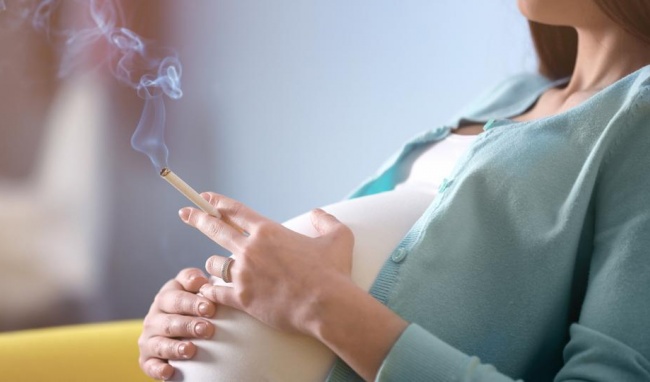 Tác hại của khói thuốc lá đối với bà bầu và thai nhi