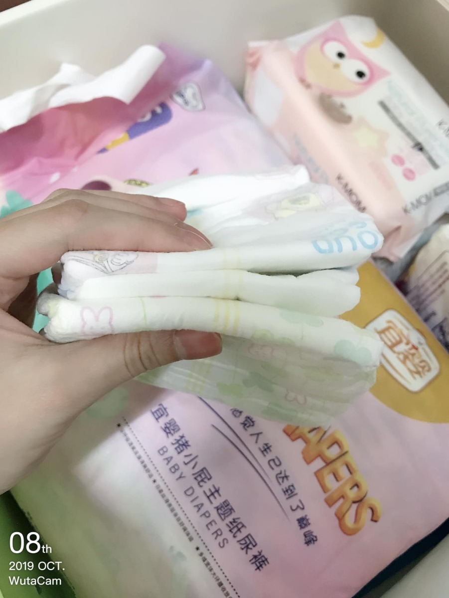 📛📛📛 Góc review bỉm 📛📛📛

Nhím xài ko dưới 5 loại bỉm nào là bobby, yubest, pamper, yiying, moony, merries, momo rabit....

🔅pải nói xài tốt nhất là dòng momo rabit - dòng cao cấp nội địa Hàn cơ mà giá cực kỳ chát size S 8k/1 miếng 😂😂😂 ( đúng là đắt sắc ra miếng mà ) nên e chỉ mua về xài thử cho biết thôi.

💋💋💋Ngoài rabit ra thì e thấy chẳng thằng nào qua nổi Merries - ko hổ danh bỉm đứng đầu trong tất cả loại bỉm
Xài siêu thích mềm mịn và đặc biệt ko bị vón cục . Nhưng xài tả dán thôi nhé , chứ tả quần của merries vừa mắc mà e thấy nó bị vón cục. Tả dán merries size S tầm 4,5k -> 5k/ 1 miếng

😻😻😻Nhưng ưng ý nhất vẫn là yiying - nội địa trung. Nghe Trung có vẻ sợ sợ nhỉ. Mà thật ra hầu hết đồ dùng của mình đều made in china 🤣🤣🤣. Mà mấy hàng nội địa xài siêu thích í từ quần áo đến đồ điện tử, em là chuyên gia order về dùng. Nên mấy mom cũng đừng kỳ thị quá. Bỉm yiying này là dòng nội địa trung sản xuất theo tiêu chuẩn Châu Âu nên mấy mom cứ yên tâm.

✅Yiying hả?? Mỏng nhất trong tất tần tật xác loại bỉm, mỏng le mỏng lét mà thấm hút tốt phết. Giá yiying thường tầm 3k5/1 miếng.
Yiying baby cao cấp hơn tầm 3k9/1 miếng , yiying baby hình con heo iu lắm luôn, phiên bản độc quyền cho năm con heo này. Giá rẻ màn chất lượng gần bằng merries lun rồi, dòng này ăn đứt bobby.

⭐️Còn đúng chuẩn tiêu chí ngon - bổ - rẻ thì phải nói đến yubest xài ngang bobby mà giá chỉ tầm 1k7- 2k/1 miếng với loại thường, loại yubest angle thì mắc hơn xíu tấm 2k5 . Pải nói là rẻ khiếp

🙂🙂🙂Đấy là cảm nhận của em sau khi dùng cả mớ bỉm. Còn cảm nhận của Nhím thì pải đợi Nhím biết nói mới hỏi đc . Hehe