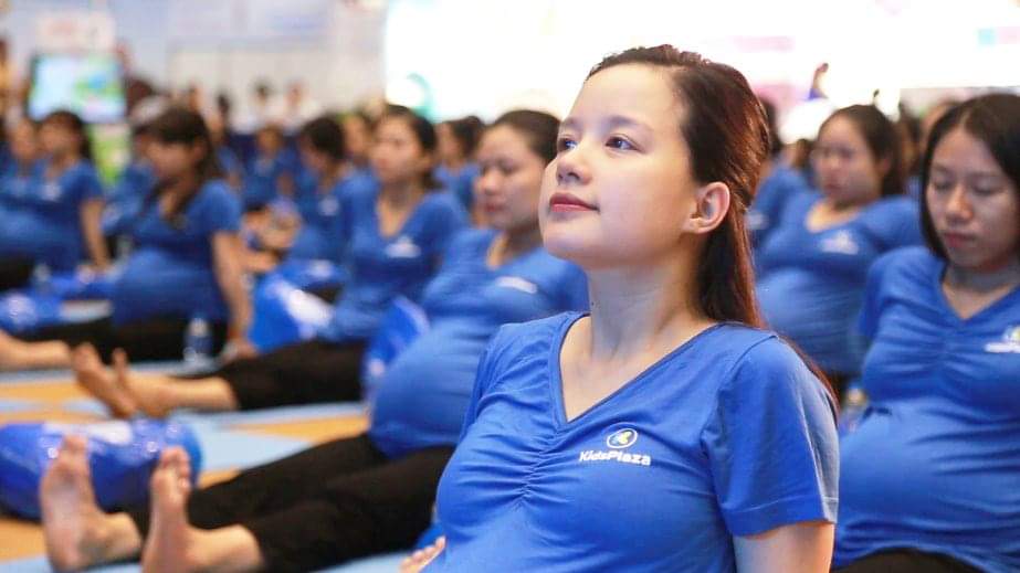 Mình luôn tin, thứ THAI GIÁO tốt nhất, tuyệt nhất cho mọi em bé từ trong bụng mẹ mà bất cứ bà mẹ nào cũng có thể dành cho con, chính là một cơ thể khoẻ mạnh, và tinh thần vui vẻ, lạc quan của MẸ! Bởi chúng ta không thể cho con thứ mà chúng ta không có! Đúng không nào? 

Đây cũng chính là tinh thần của ngày hội dành cho các mẹ bầu cuối tuần vừa rồi do Kids Plaza tổ chức, với sân vận động chật kín thảm yoga, chứng kiến kỷ lục hơn 500 mẹ bầu cùng luyện tập những động tác yoga dành riêng cho bà bầu được hướng dẫn bởi Phó chủ tịch liên đoàn Yoga Châu Á, hiện đang là HLV trưởng đội tuyển Yoga Việt Nam! Mình hàng ngày đều cố gắng dành ra 20-30ph để tự tập yoga ở nhà, nhưng hôm đó được tập cùng hơn 500 mẹ bầu, được hướng dẫn cách kết nối với em bé thông qua các động tác yoga, cảm giác tuyệt vời vô cùng ❤ 

Cám ơn tinh thần cao ngút của hơn 1500 mẹ bầu có mặt tại sự kiện 👏👏👏 Hãy cùng giữ vững tinh thần ấy trong suốt thai kỳ để cùng chào đón những em bé khoẻ mạnh, vui vẻ đến với thế giới nhé ❤